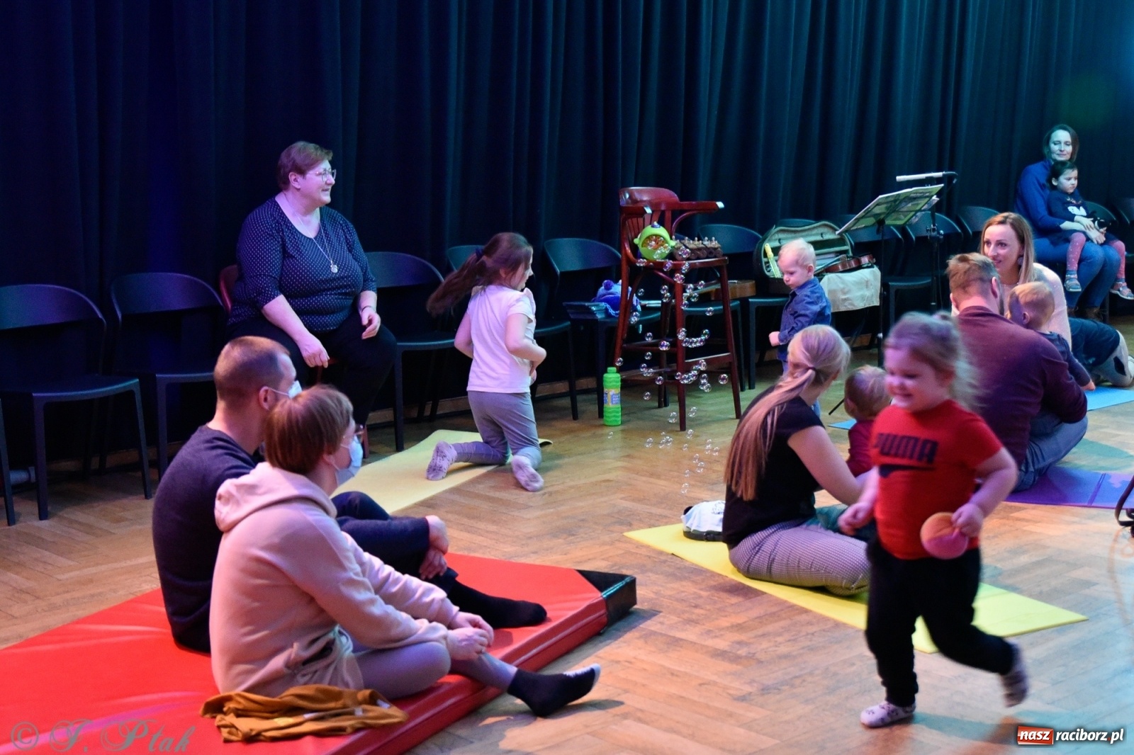 Zdjęcie w galerii na portalu naszraciborz.pl: Muzykalne rodzinki, czyli maluchy w krainie dźwięku wiadomości z regionu