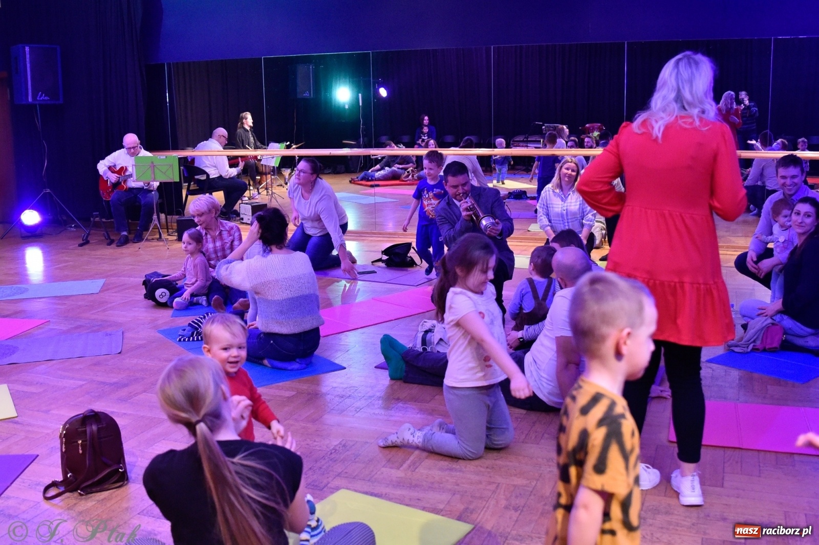 Zdjęcie w galerii na portalu naszraciborz.pl: Muzykalne rodzinki, czyli maluchy w krainie dźwięku wiadomości z regionu