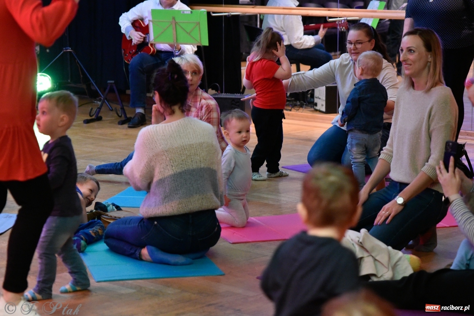 Zdjęcie w galerii na portalu naszraciborz.pl: Muzykalne rodzinki, czyli maluchy w krainie dźwięku wiadomości z regionu