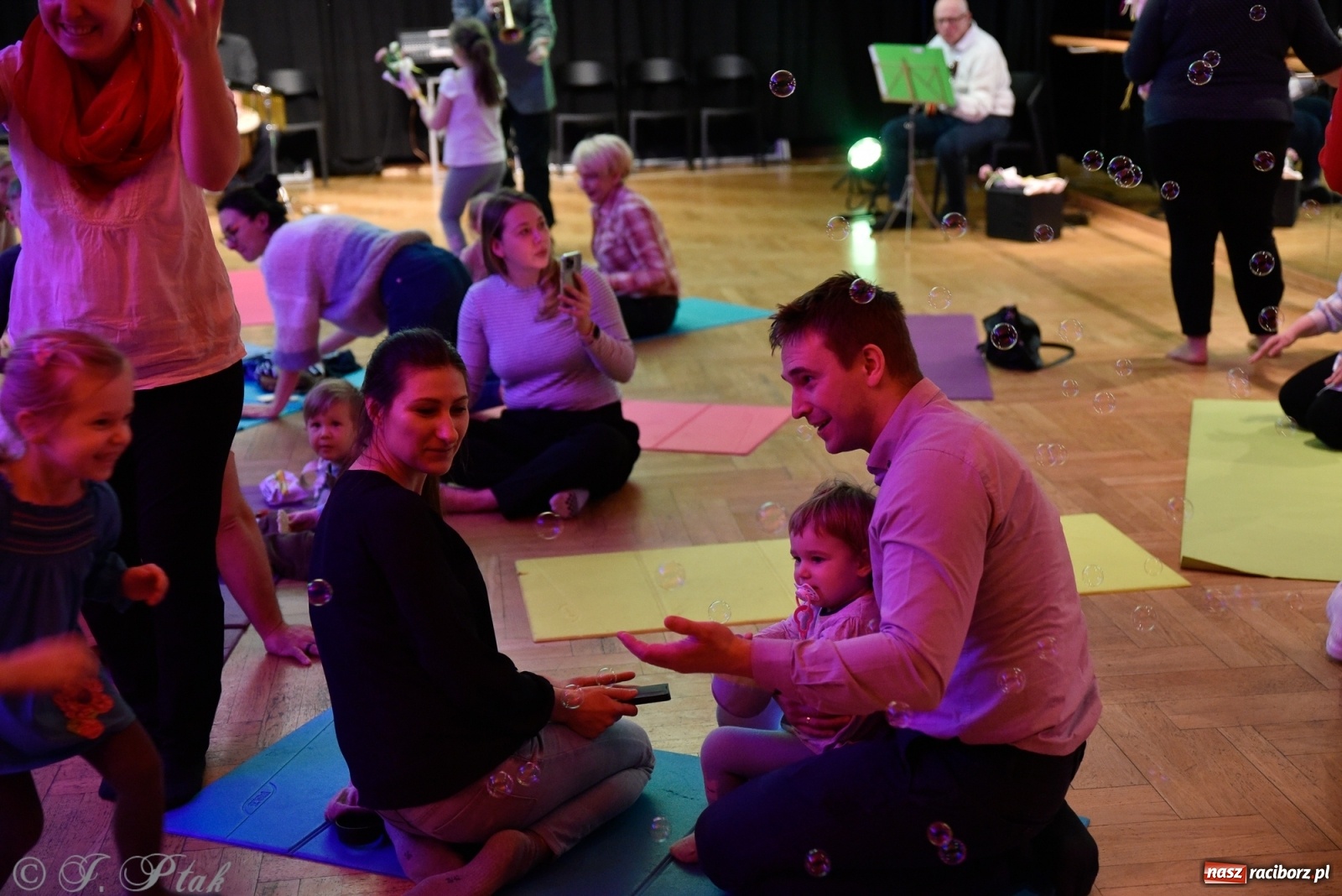 Zdjęcie w galerii na portalu naszraciborz.pl: Muzykalne rodzinki, czyli maluchy w krainie dźwięku wiadomości z regionu