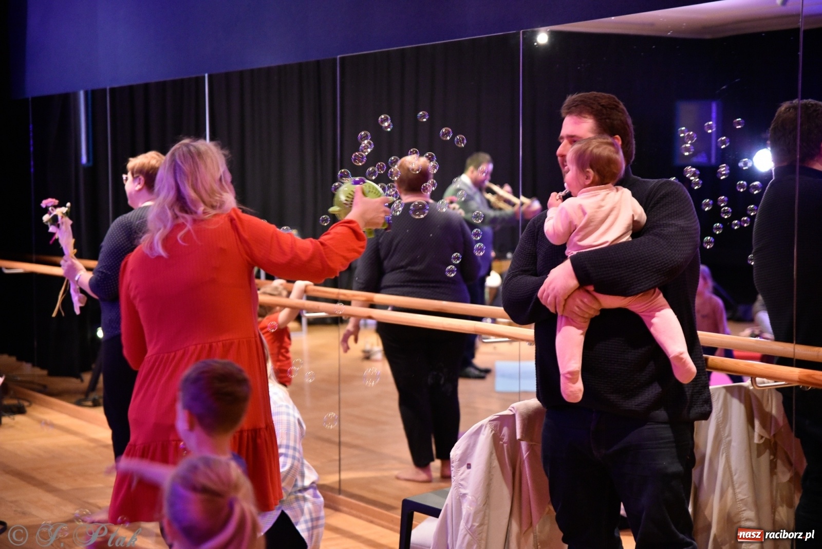 Zdjęcie w galerii na portalu naszraciborz.pl: Muzykalne rodzinki, czyli maluchy w krainie dźwięku wiadomości z regionu