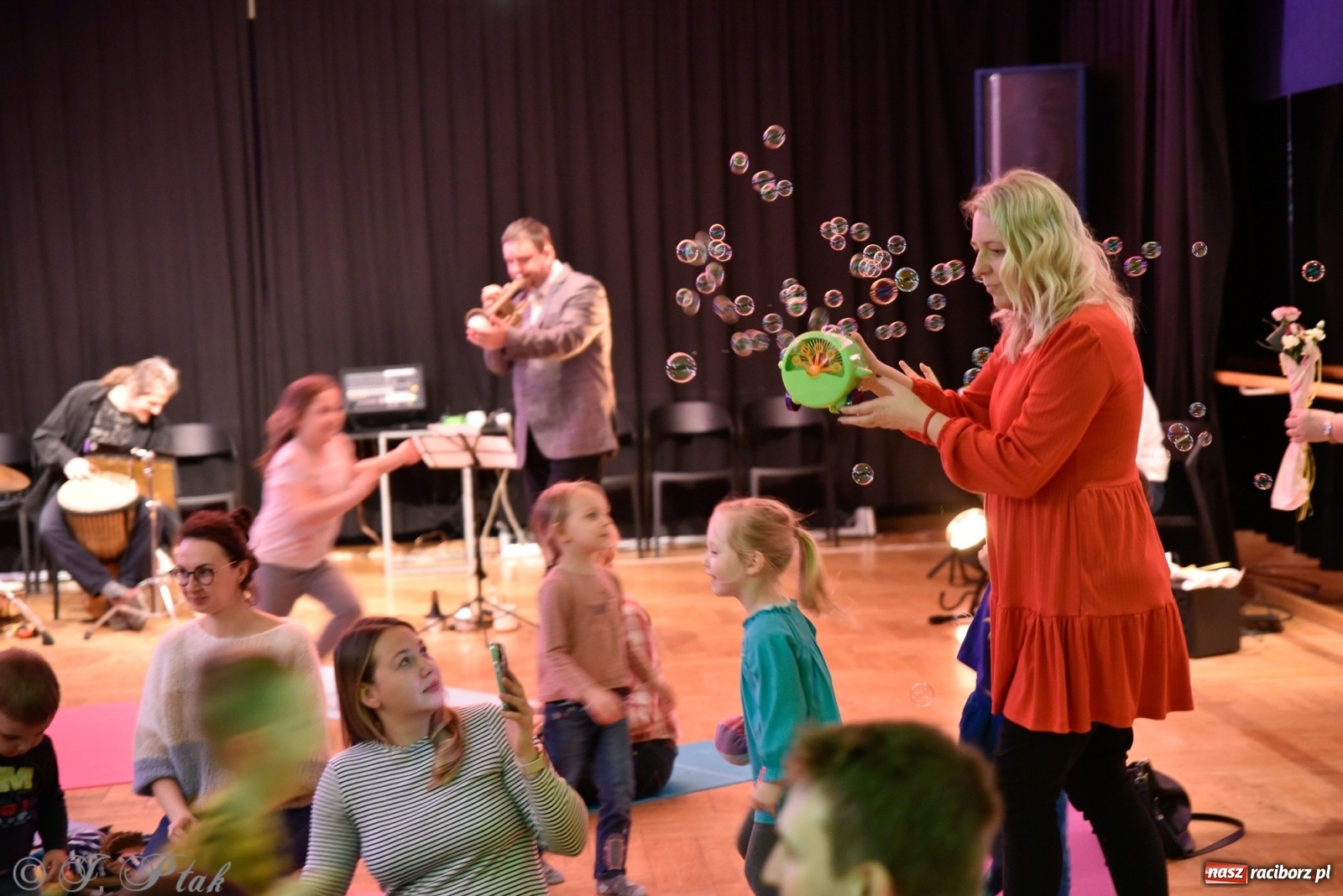 Zdjęcie w galerii na portalu naszraciborz.pl: Muzykalne rodzinki, czyli maluchy w krainie dźwięku wiadomości z regionu