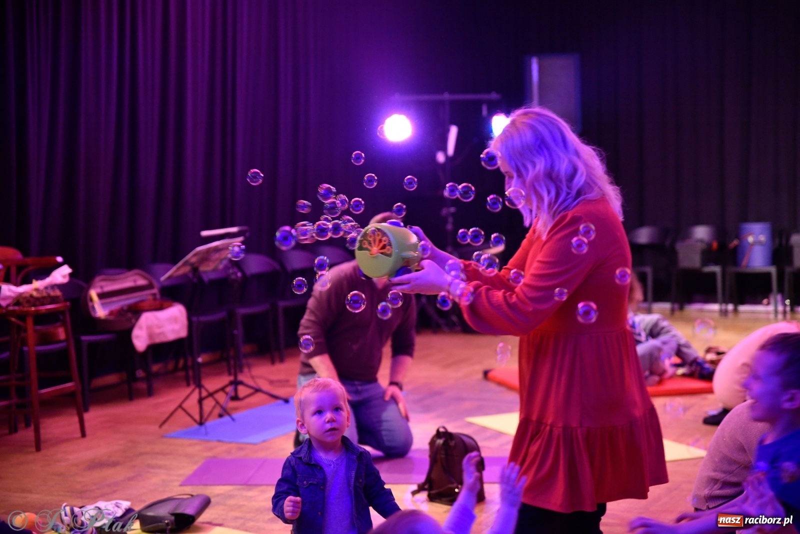 Zdjęcie w galerii na portalu naszraciborz.pl: Muzykalne rodzinki, czyli maluchy w krainie dźwięku wiadomości z regionu