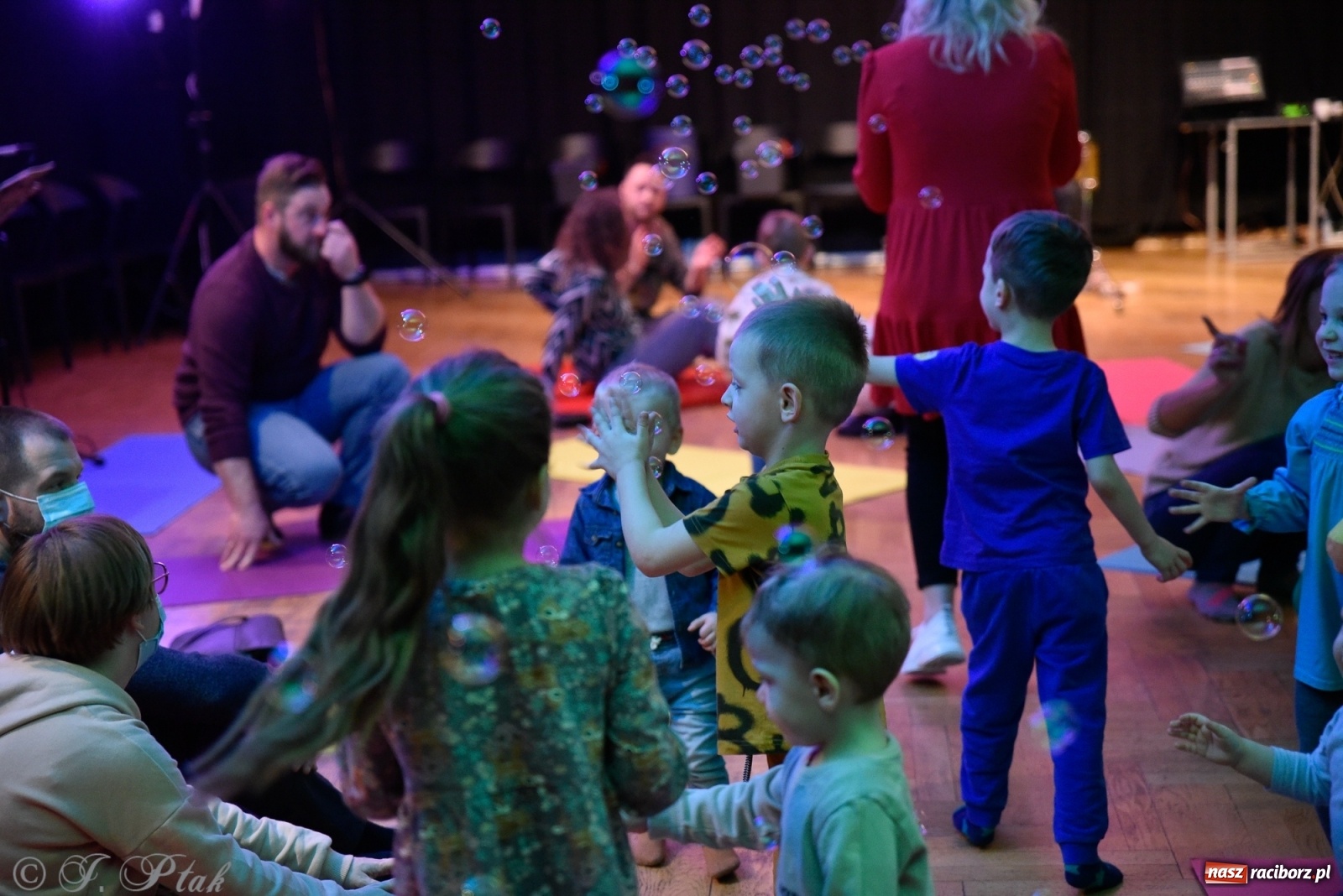 Zdjęcie w galerii na portalu naszraciborz.pl: Muzykalne rodzinki, czyli maluchy w krainie dźwięku wiadomości z regionu