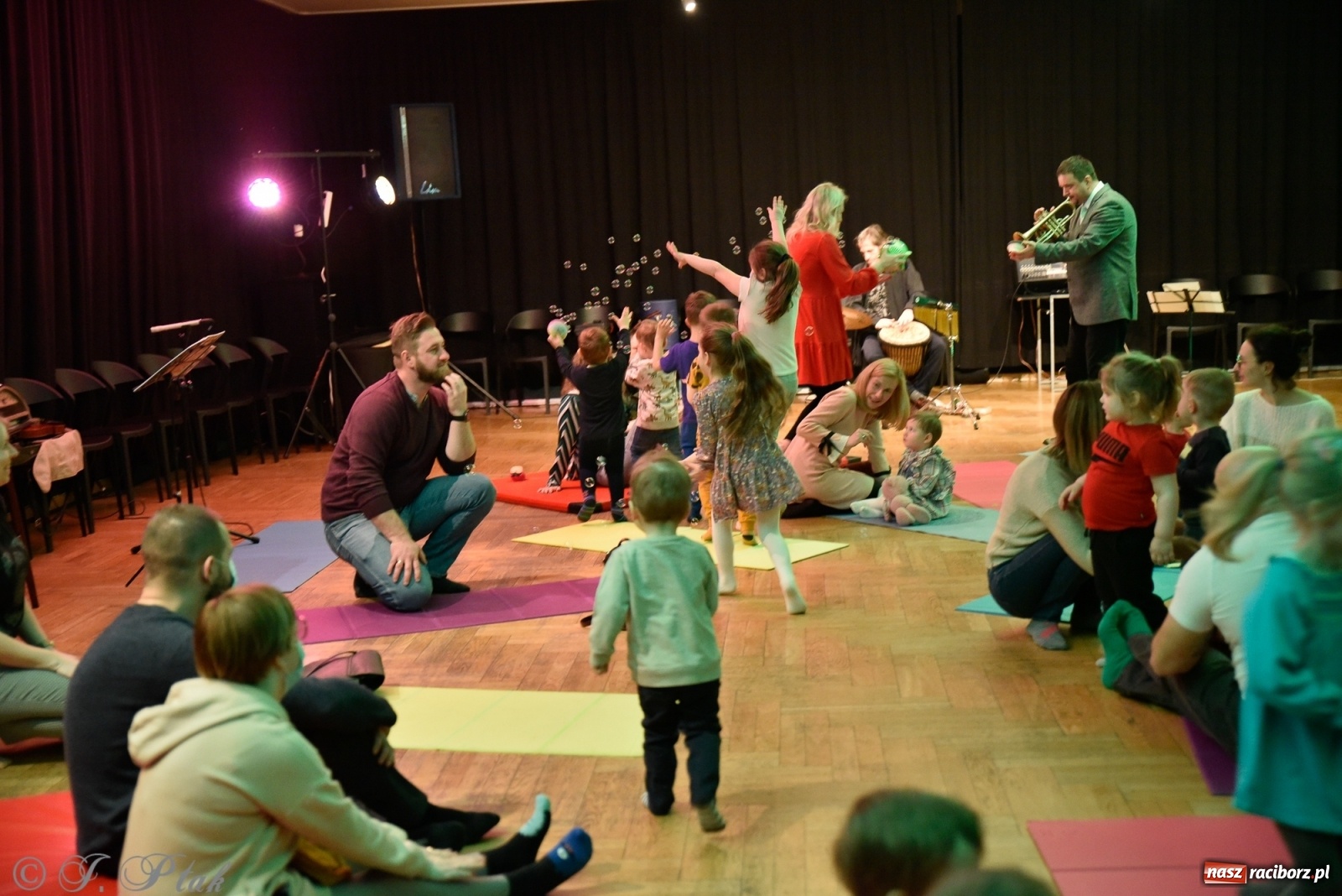 Zdjęcie w galerii na portalu naszraciborz.pl: Muzykalne rodzinki, czyli maluchy w krainie dźwięku wiadomości z regionu