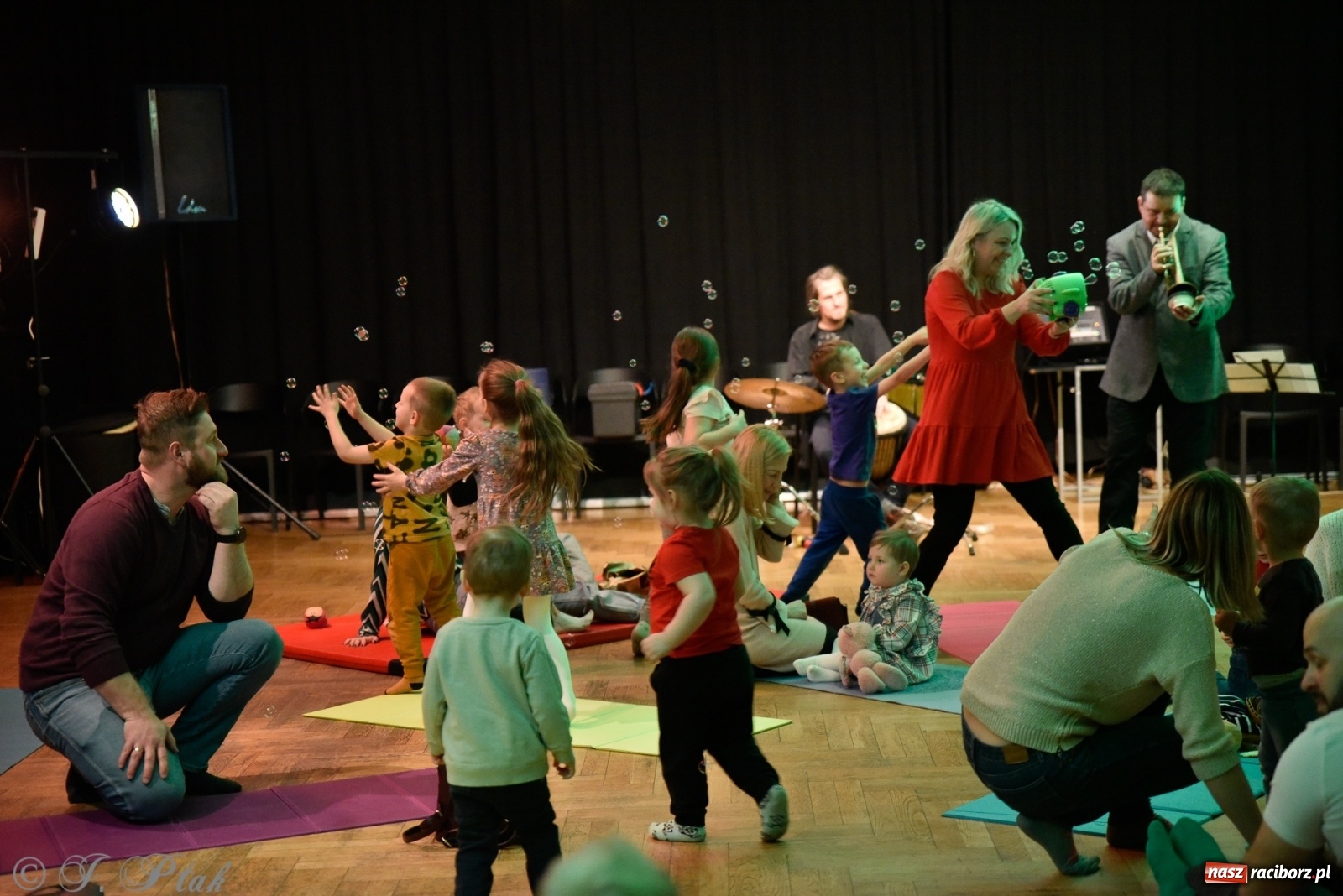 Zdjęcie w galerii na portalu naszraciborz.pl: Muzykalne rodzinki, czyli maluchy w krainie dźwięku wiadomości z regionu