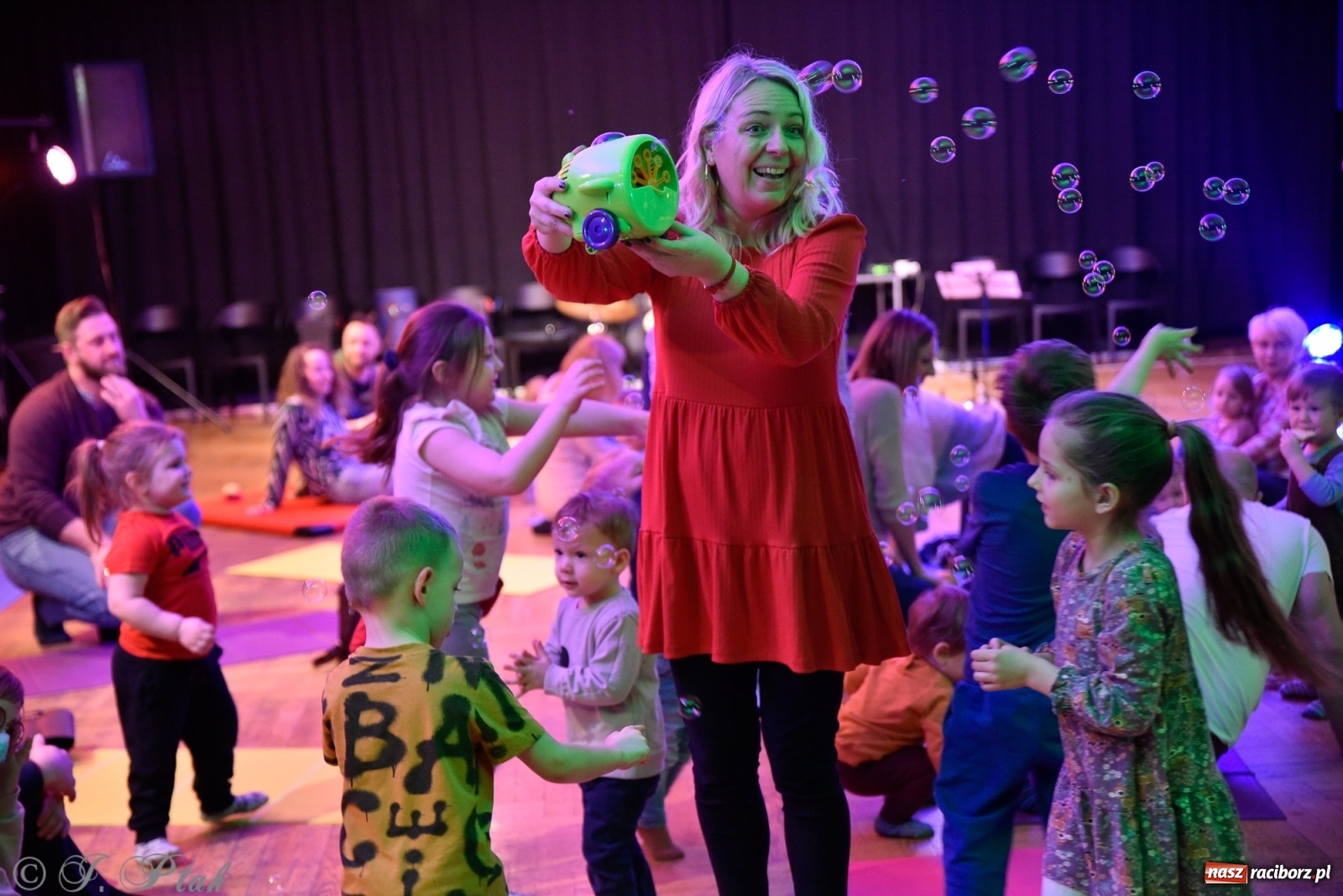 Zdjęcie w galerii na portalu naszraciborz.pl: Muzykalne rodzinki, czyli maluchy w krainie dźwięku wiadomości z regionu