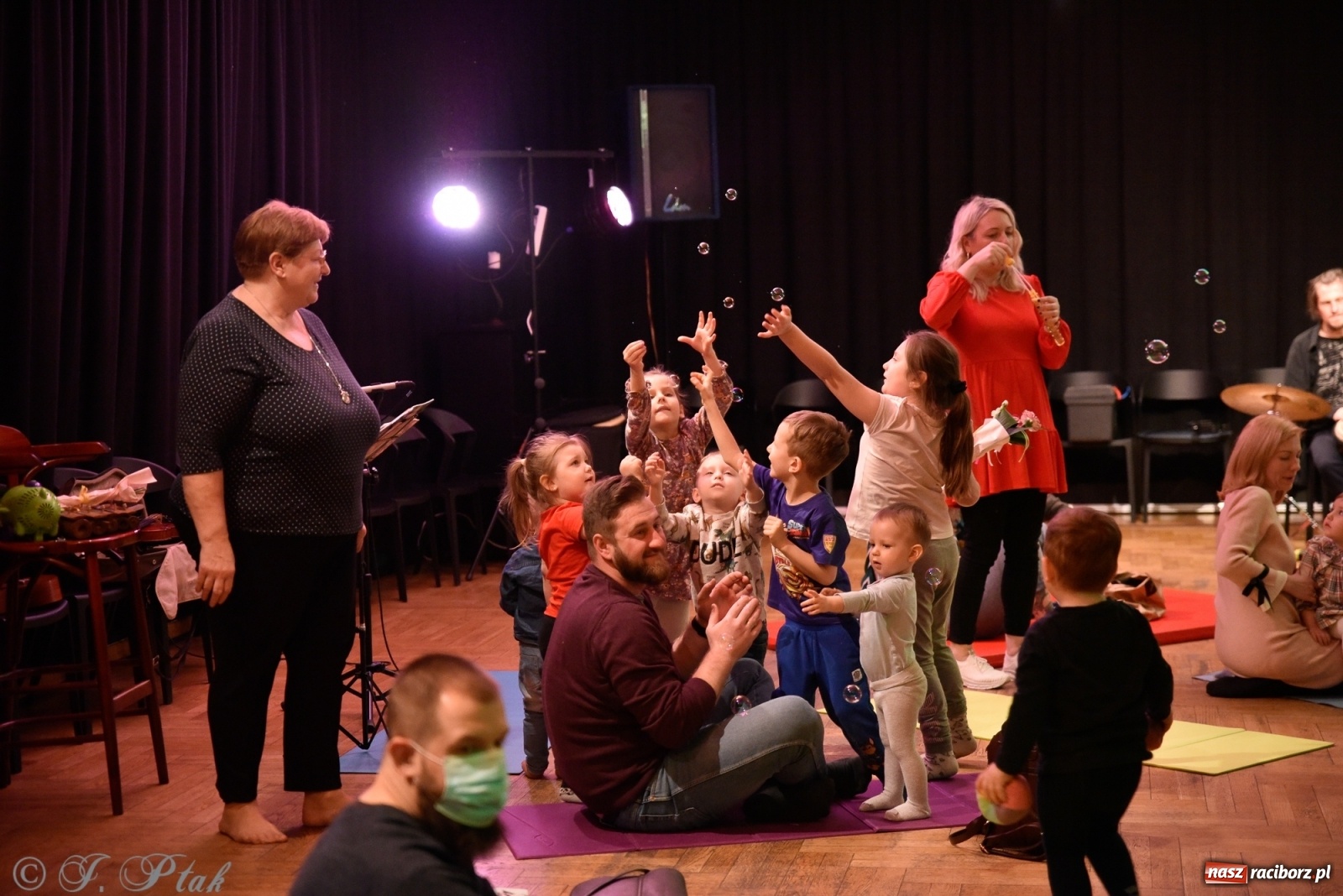 Zdjęcie w galerii na portalu naszraciborz.pl: Muzykalne rodzinki, czyli maluchy w krainie dźwięku wiadomości z regionu