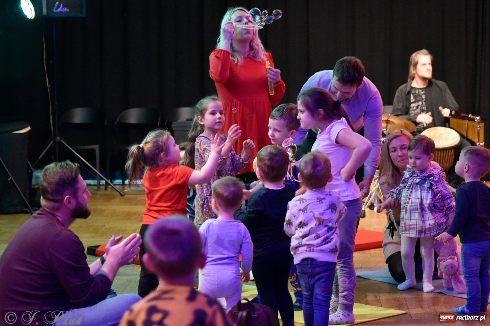 Zdjęcie w galerii na portalu naszraciborz.pl: Muzykalne rodzinki, czyli maluchy w krainie dźwięku wiadomości z regionu