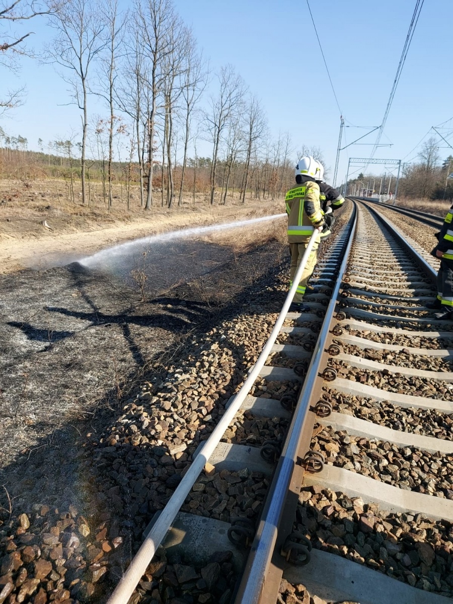 Zdjęcie w galerii na portalu naszraciborz.pl: Pożar nasypu kolejowego w Markowicach i Nędzy [FOTO] wiadomości z regionu