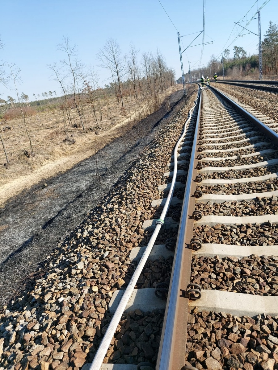 Zdjęcie w galerii na portalu naszraciborz.pl: Pożar nasypu kolejowego w Markowicach i Nędzy [FOTO] wiadomości z regionu