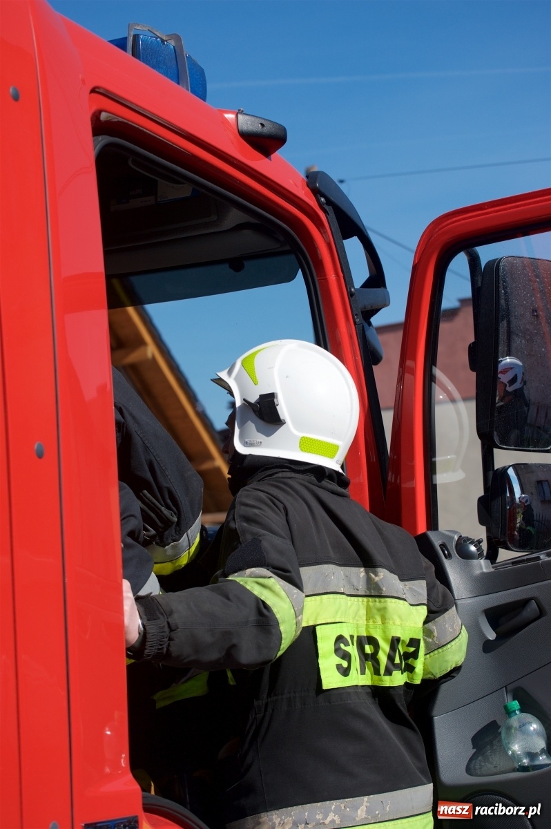 Zdjęcie w galerii na portalu naszraciborz.pl: Raport 998. Motocykl w ogniu w Chałupkach wiadomości z regionu