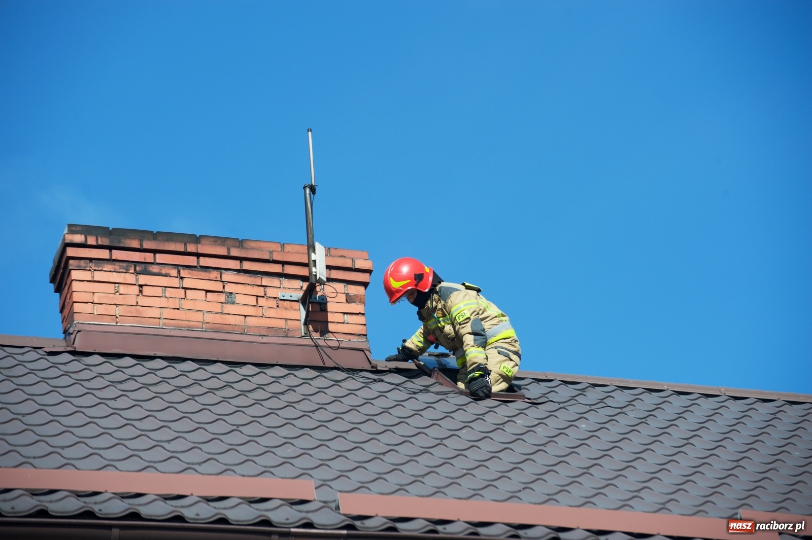 Zdjęcie w galerii na portalu naszraciborz.pl: Raport 998. Motocykl w ogniu w Chałupkach wiadomości z regionu