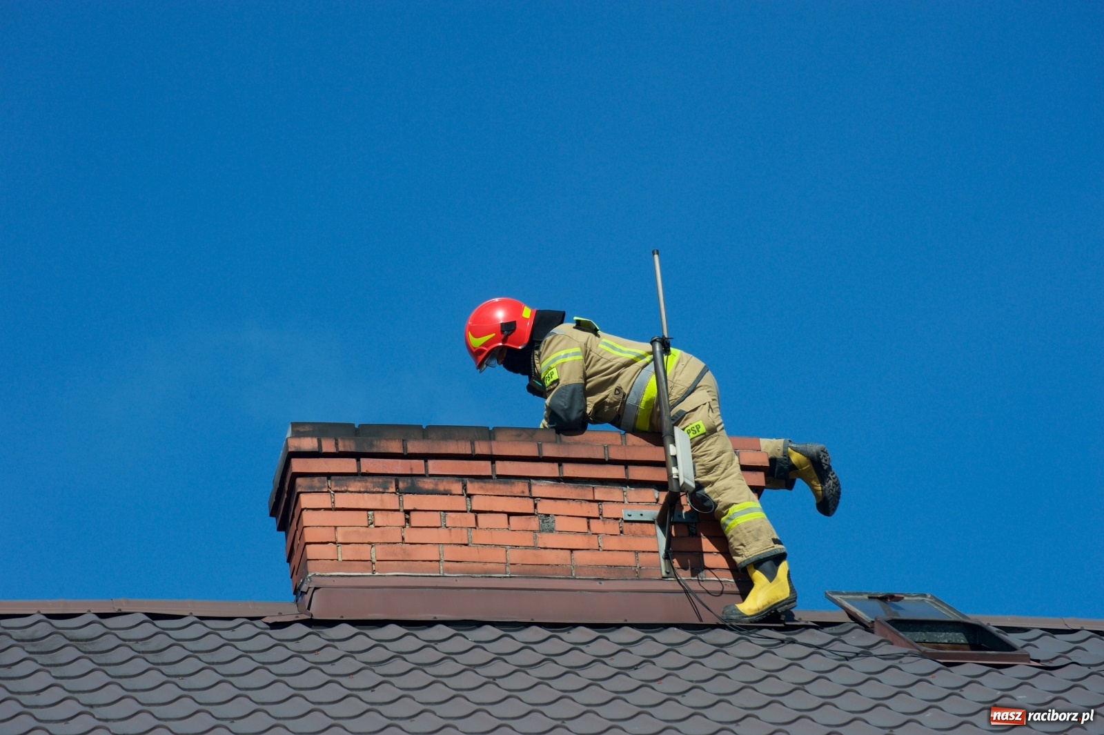 Zdjęcie w galerii na portalu naszraciborz.pl: Raport 998. Motocykl w ogniu w Chałupkach wiadomości z regionu
