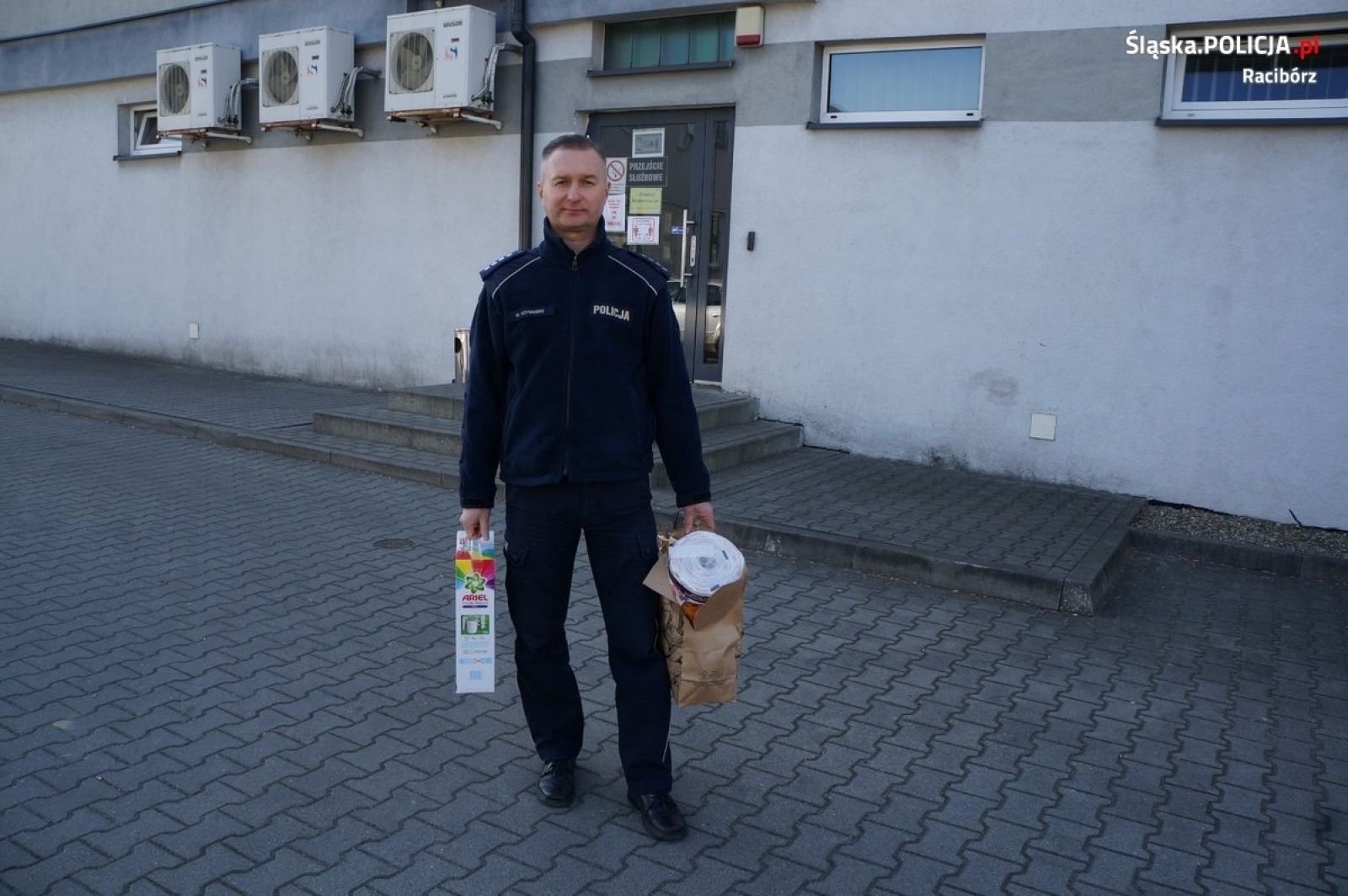 Zdjęcie w galerii na portalu naszraciborz.pl: Policjanci z Raciborza przekazali dary uchodźcom z Ukrainy wiadomości z regionu