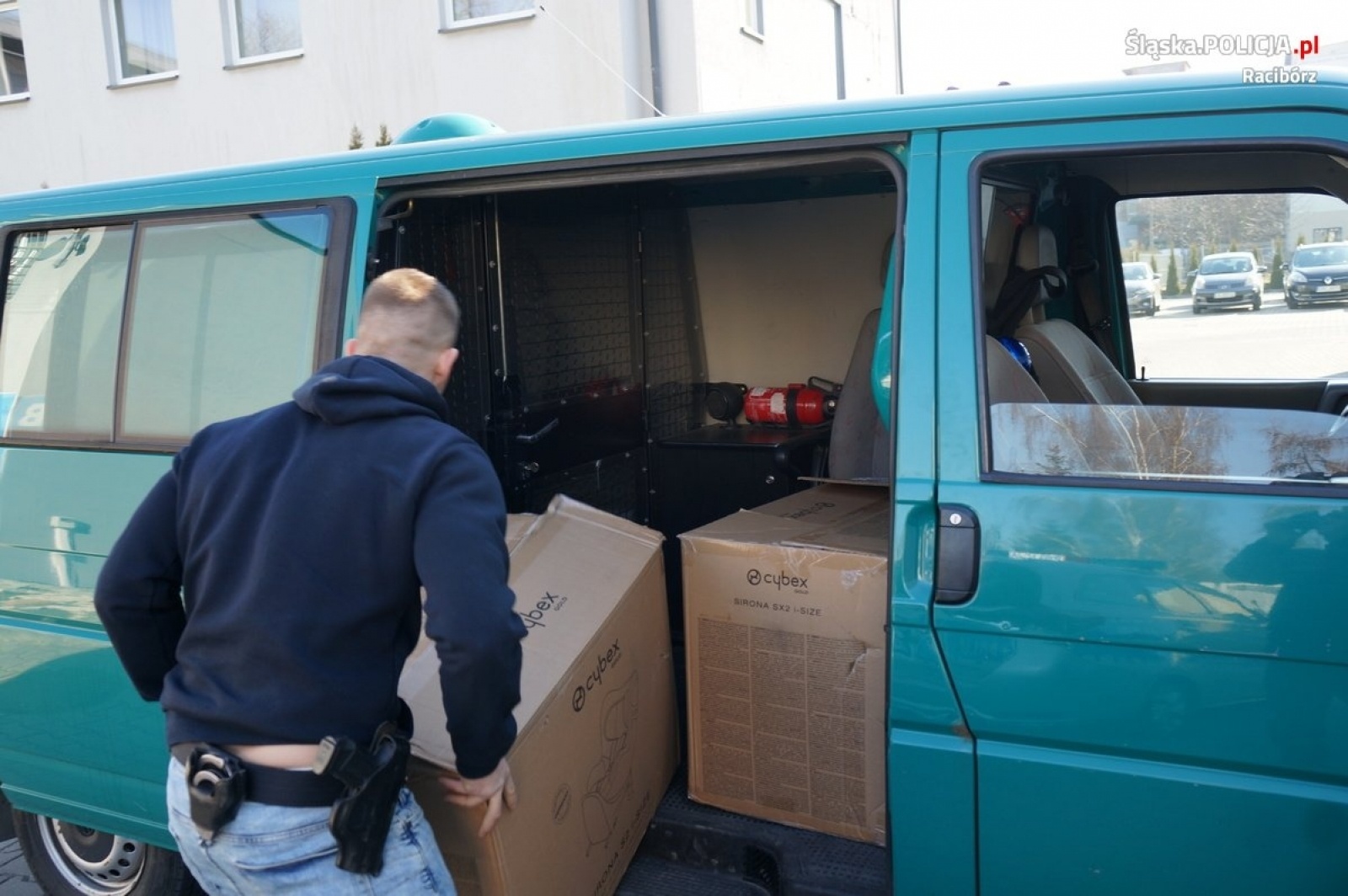 Zdjęcie w galerii na portalu naszraciborz.pl: Policjanci z Raciborza przekazali dary uchodźcom z Ukrainy wiadomości z regionu
