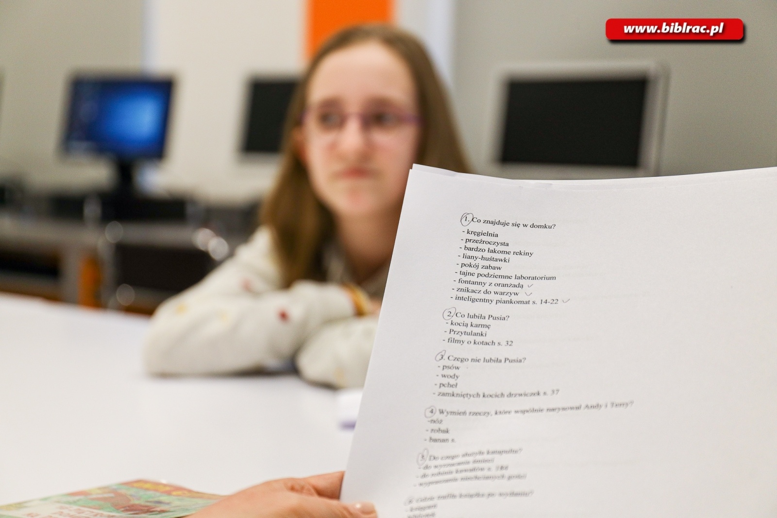 Zdjęcie w galerii na portalu naszraciborz.pl: W bibliotece odbył się konkurs wiedzy o książkach Domek na drzewie Andy Gryffithsa wiadomości z regionu