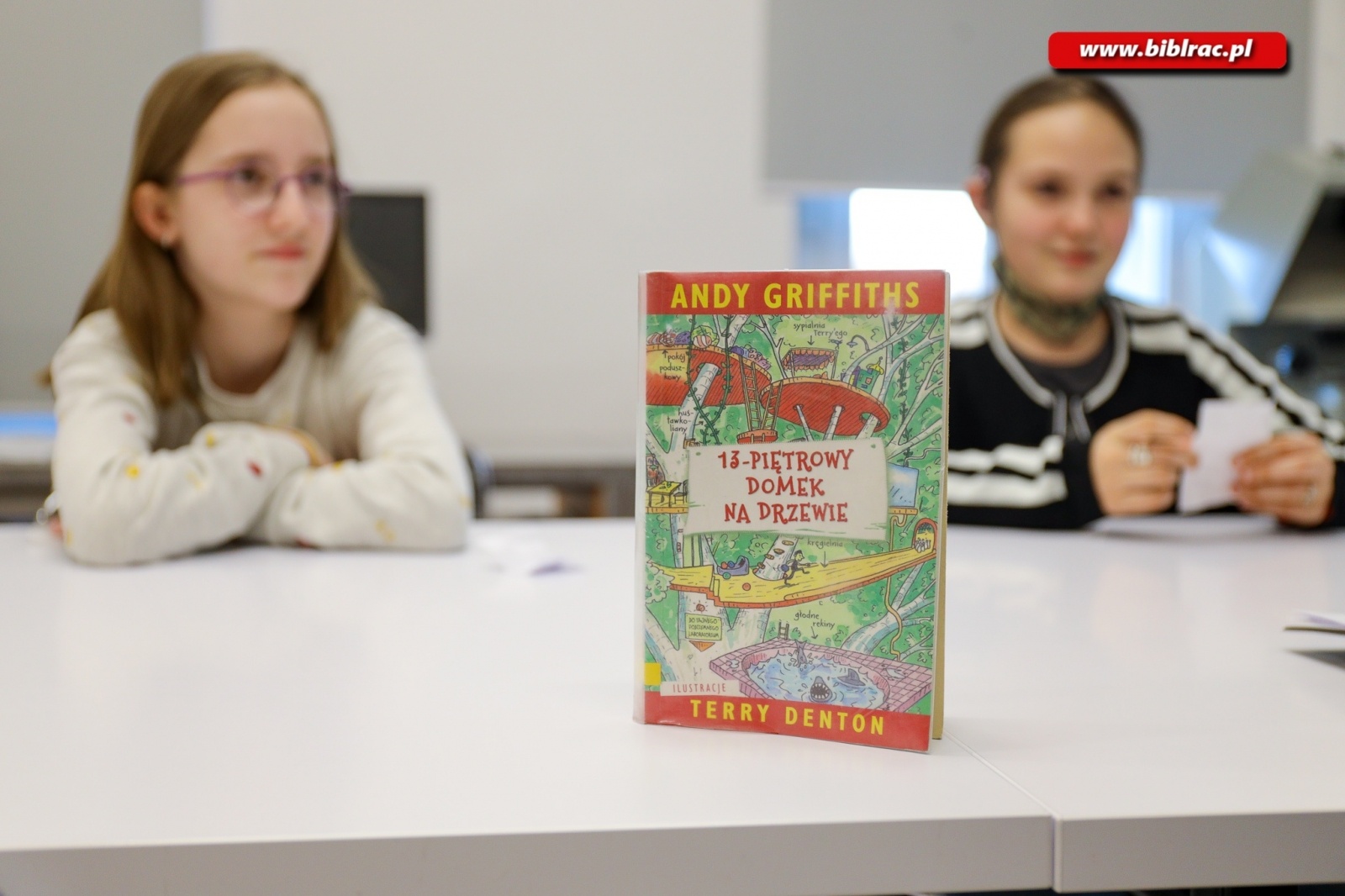 Zdjęcie w galerii na portalu naszraciborz.pl: W bibliotece odbył się konkurs wiedzy o książkach Domek na drzewie Andy Gryffithsa wiadomości z regionu