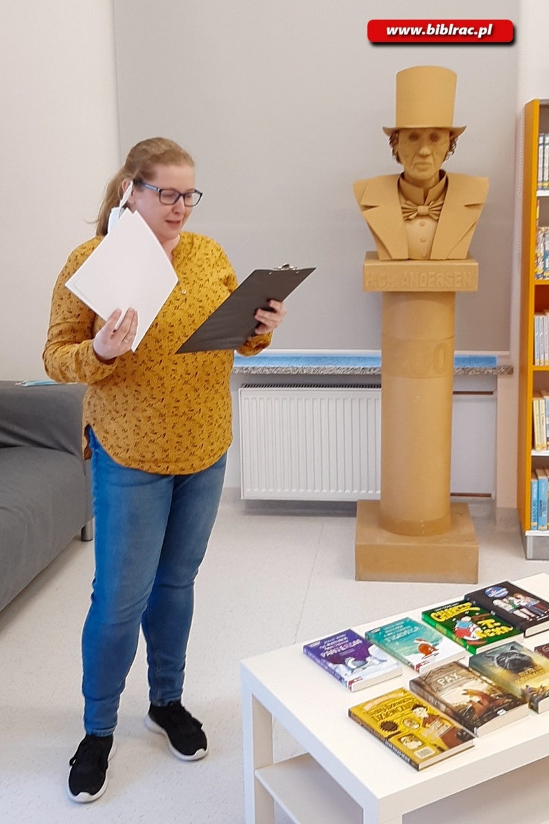 Zdjęcie w galerii na portalu naszraciborz.pl: W bibliotece odbył się konkurs wiedzy o książkach Domek na drzewie Andy Gryffithsa wiadomości z regionu