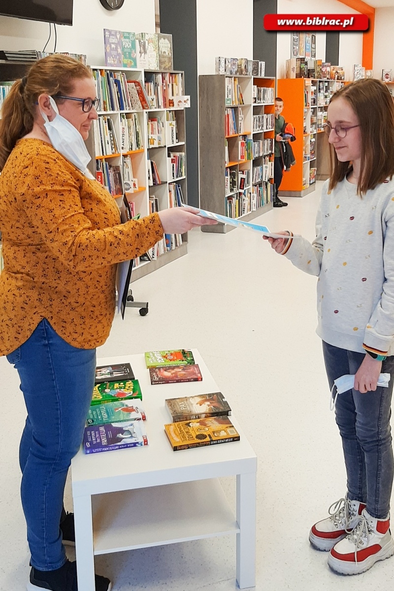 Zdjęcie w galerii na portalu naszraciborz.pl: W bibliotece odbył się konkurs wiedzy o książkach Domek na drzewie Andy Gryffithsa wiadomości z regionu