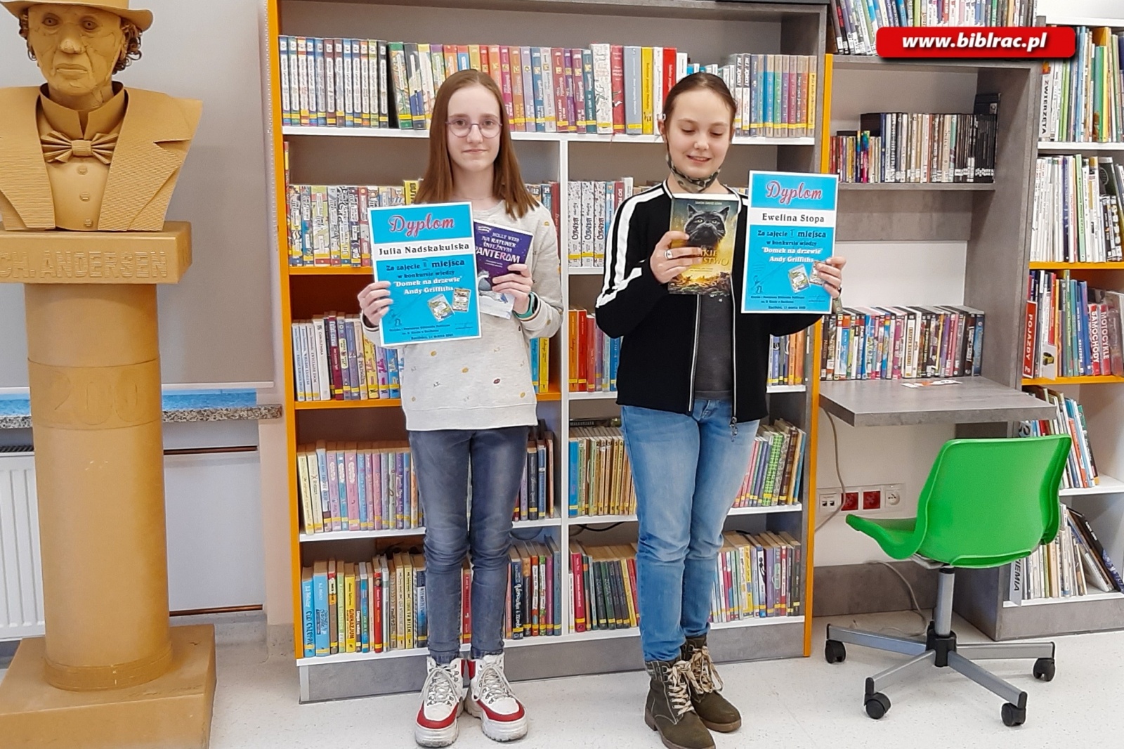 Zdjęcie w galerii na portalu naszraciborz.pl: W bibliotece odbył się konkurs wiedzy o książkach Domek na drzewie Andy Gryffithsa wiadomości z regionu