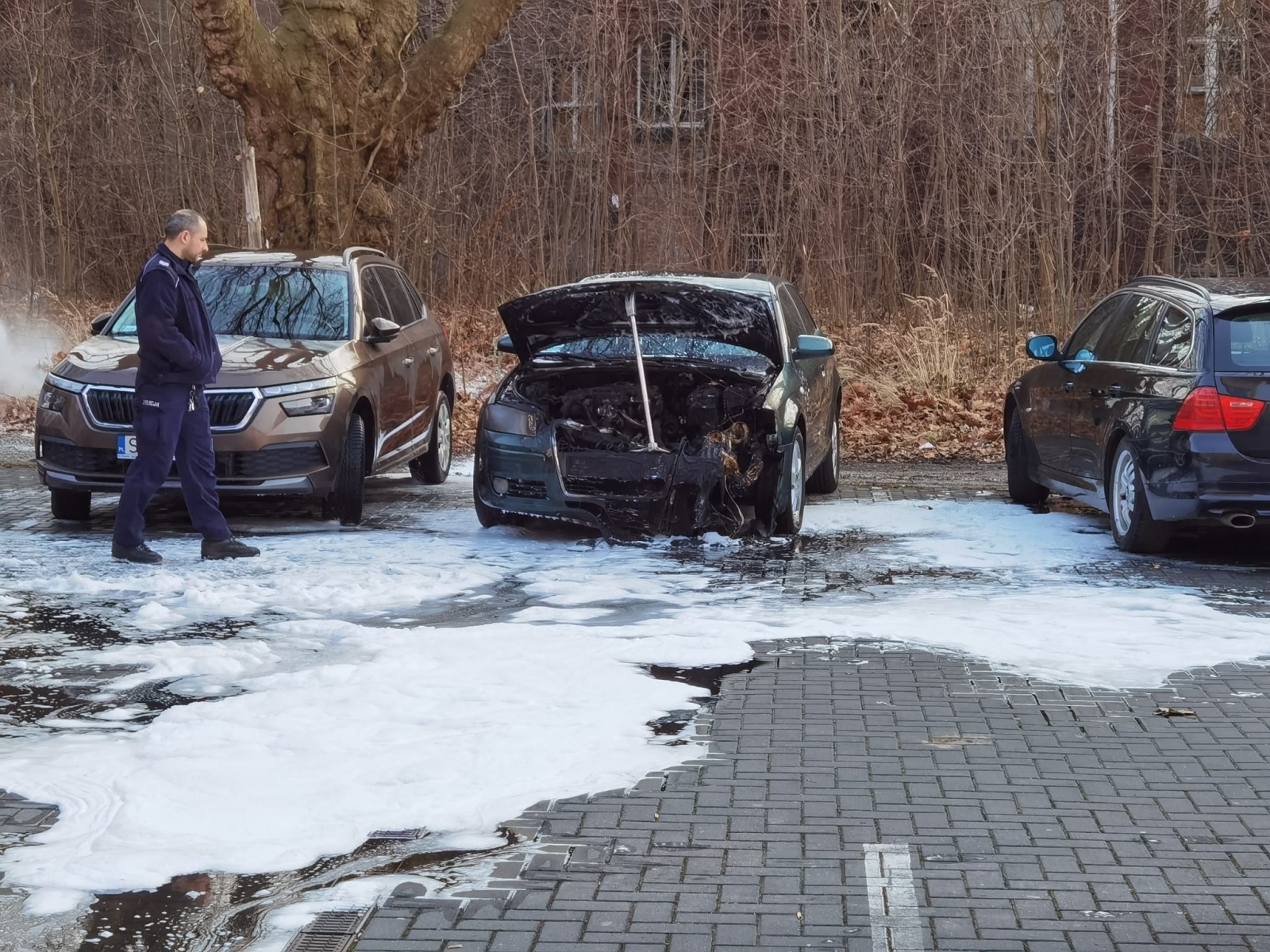 Zdjęcie w galerii na portalu naszraciborz.pl: Pożar audi na zapleczu starego szpitala wiadomości z regionu