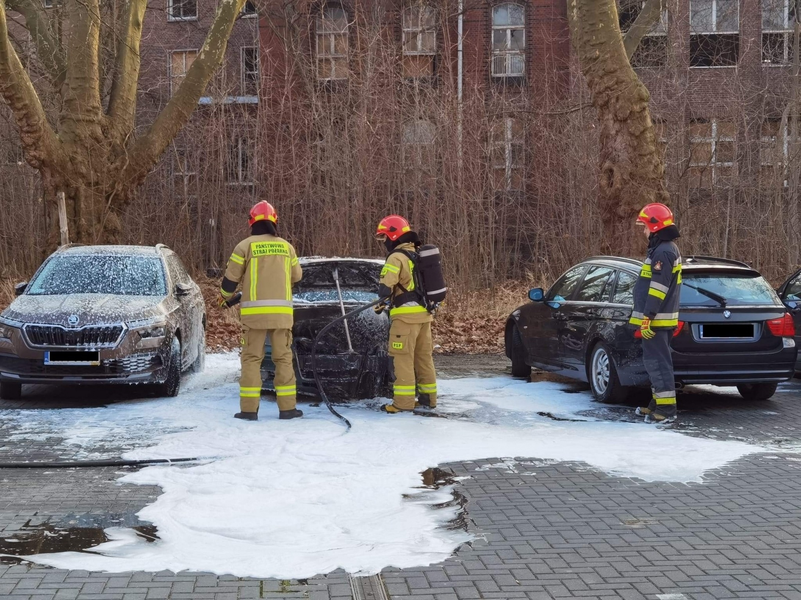 Zdjęcie w galerii na portalu naszraciborz.pl: Pożar audi na zapleczu starego szpitala wiadomości z regionu