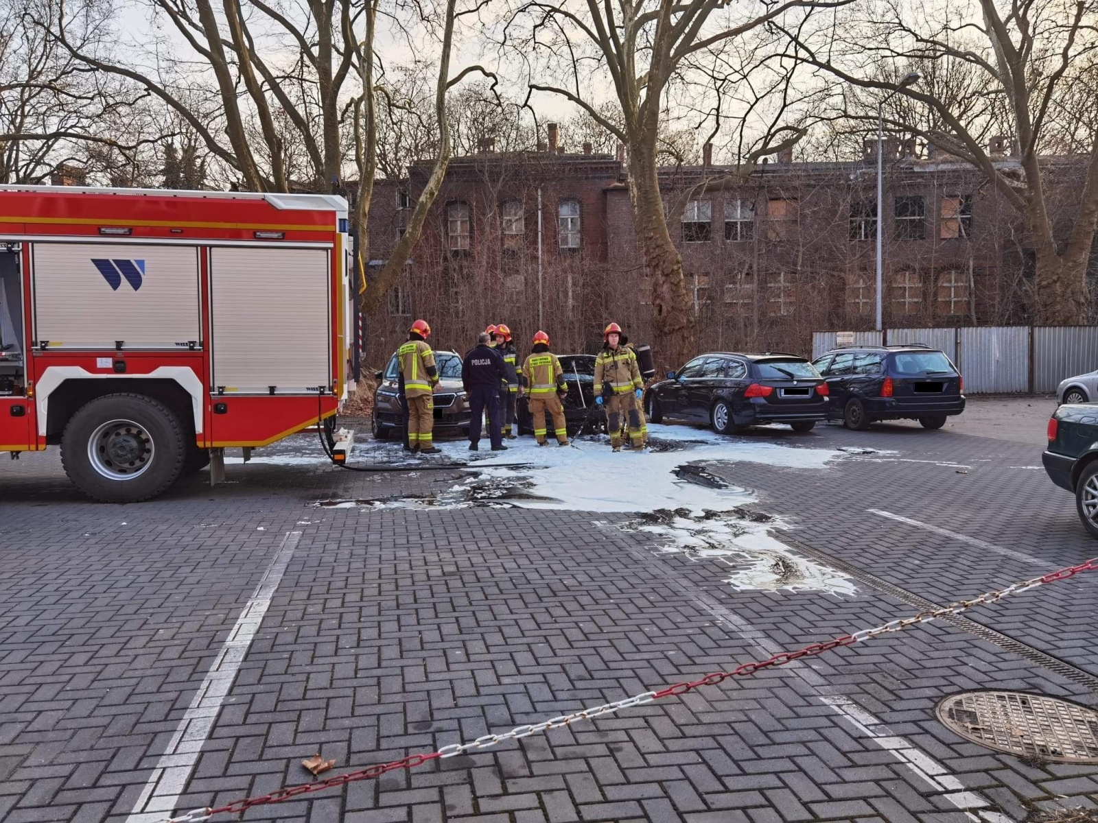 Zdjęcie w galerii na portalu naszraciborz.pl: Pożar audi na zapleczu starego szpitala wiadomości z regionu