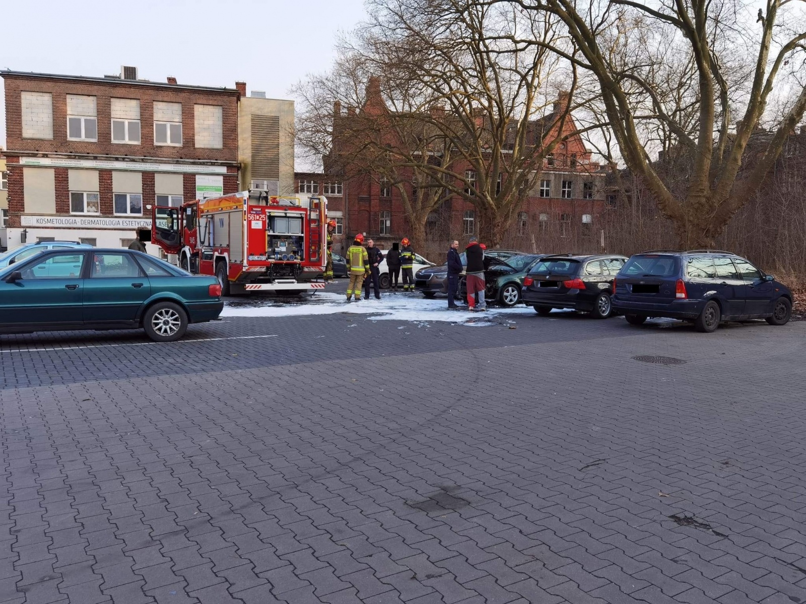 Zdjęcie w galerii na portalu naszraciborz.pl: Pożar audi na zapleczu starego szpitala wiadomości z regionu