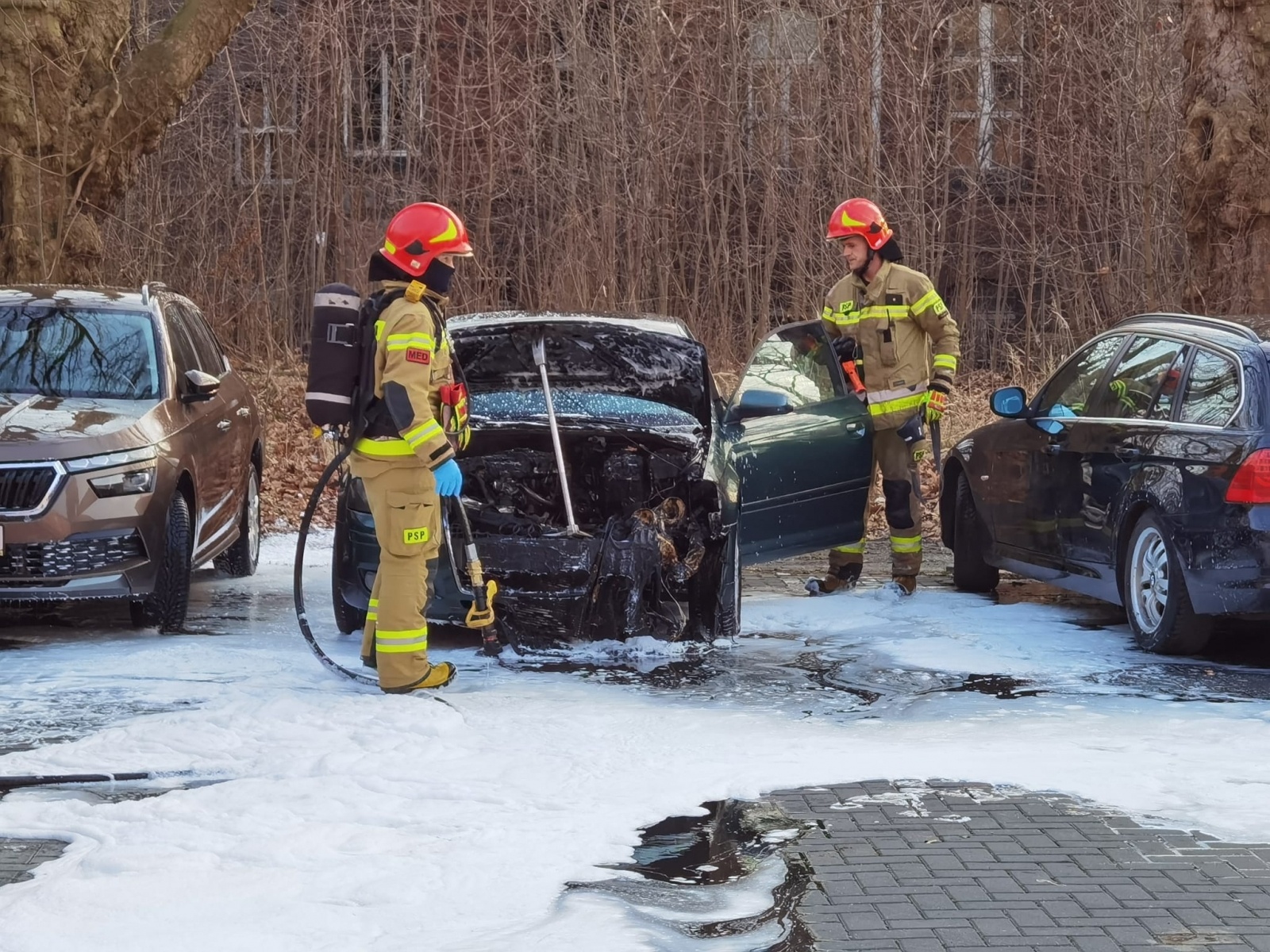 Zdjęcie w galerii na portalu naszraciborz.pl: Pożar audi na zapleczu starego szpitala wiadomości z regionu