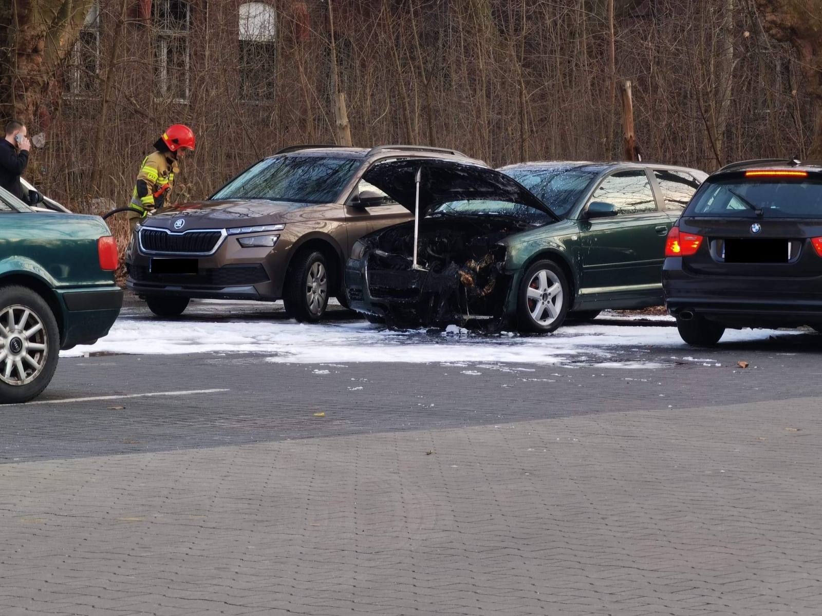 Zdjęcie w galerii na portalu naszraciborz.pl: Pożar audi na zapleczu starego szpitala wiadomości z regionu
