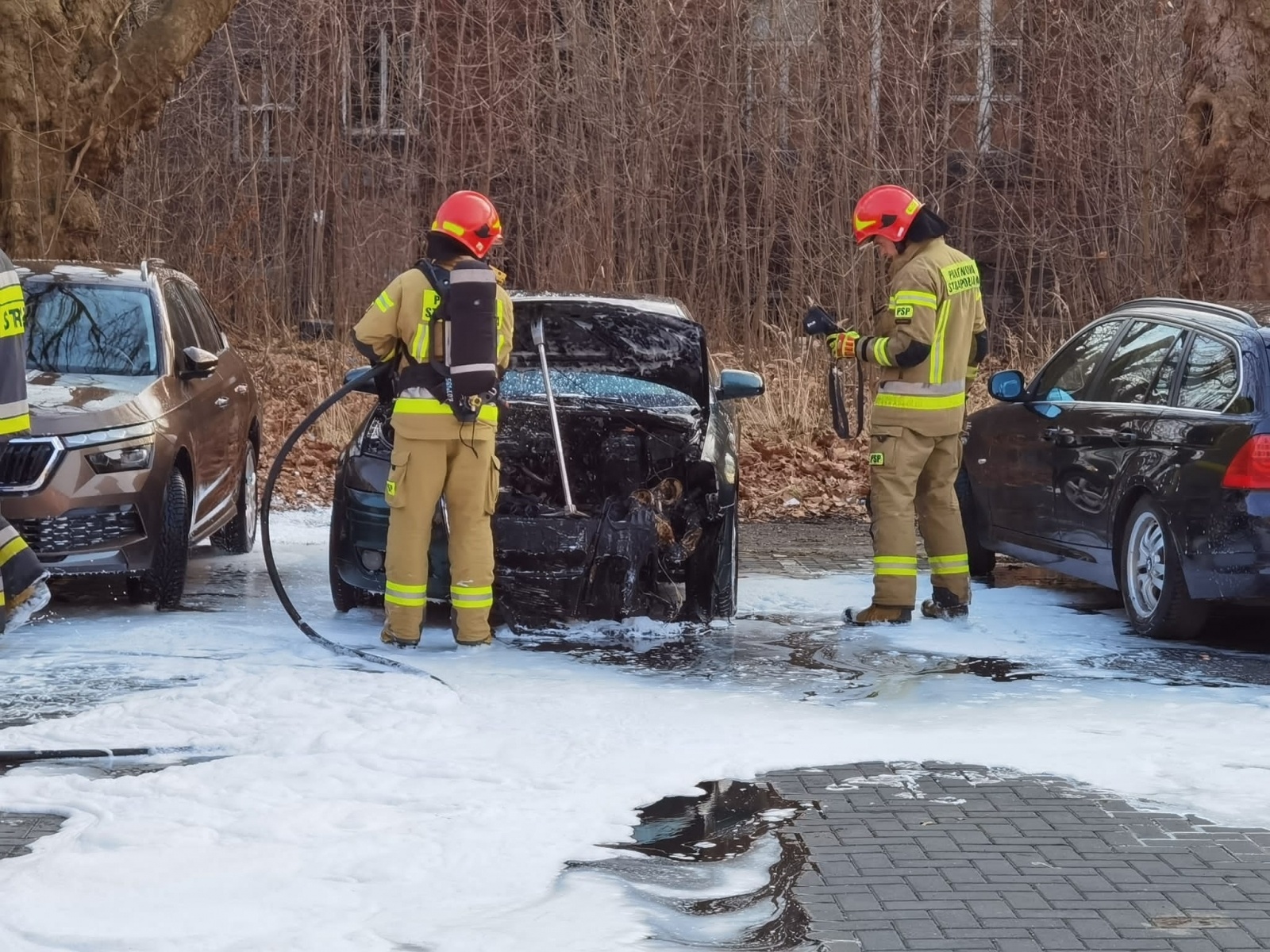 Zdjęcie w galerii na portalu naszraciborz.pl: Pożar audi na zapleczu starego szpitala wiadomości z regionu