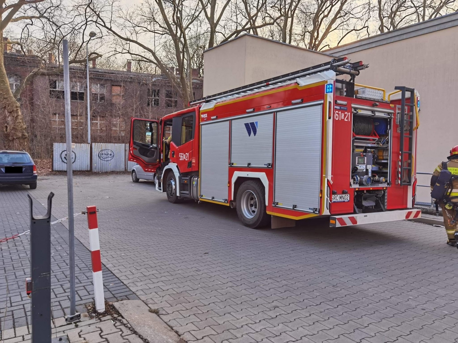 Zdjęcie w galerii na portalu naszraciborz.pl: Pożar audi na zapleczu starego szpitala wiadomości z regionu