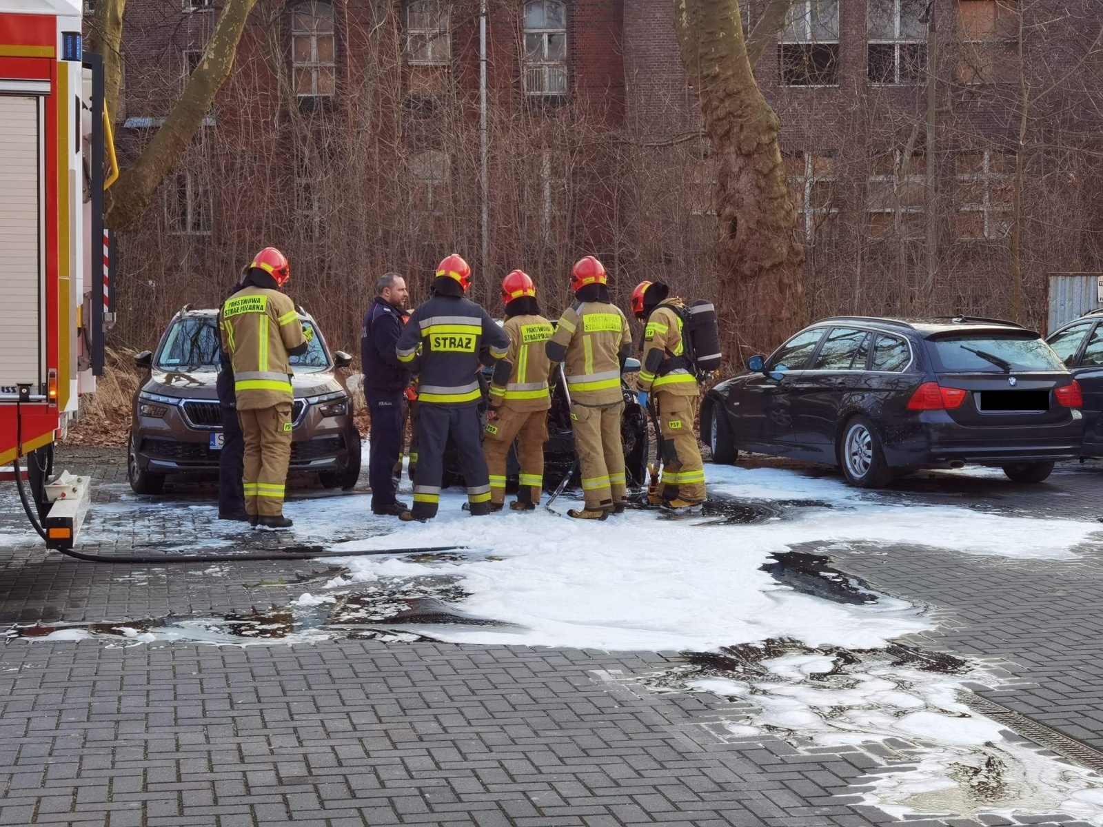 Zdjęcie w galerii na portalu naszraciborz.pl: Pożar audi na zapleczu starego szpitala wiadomości z regionu
