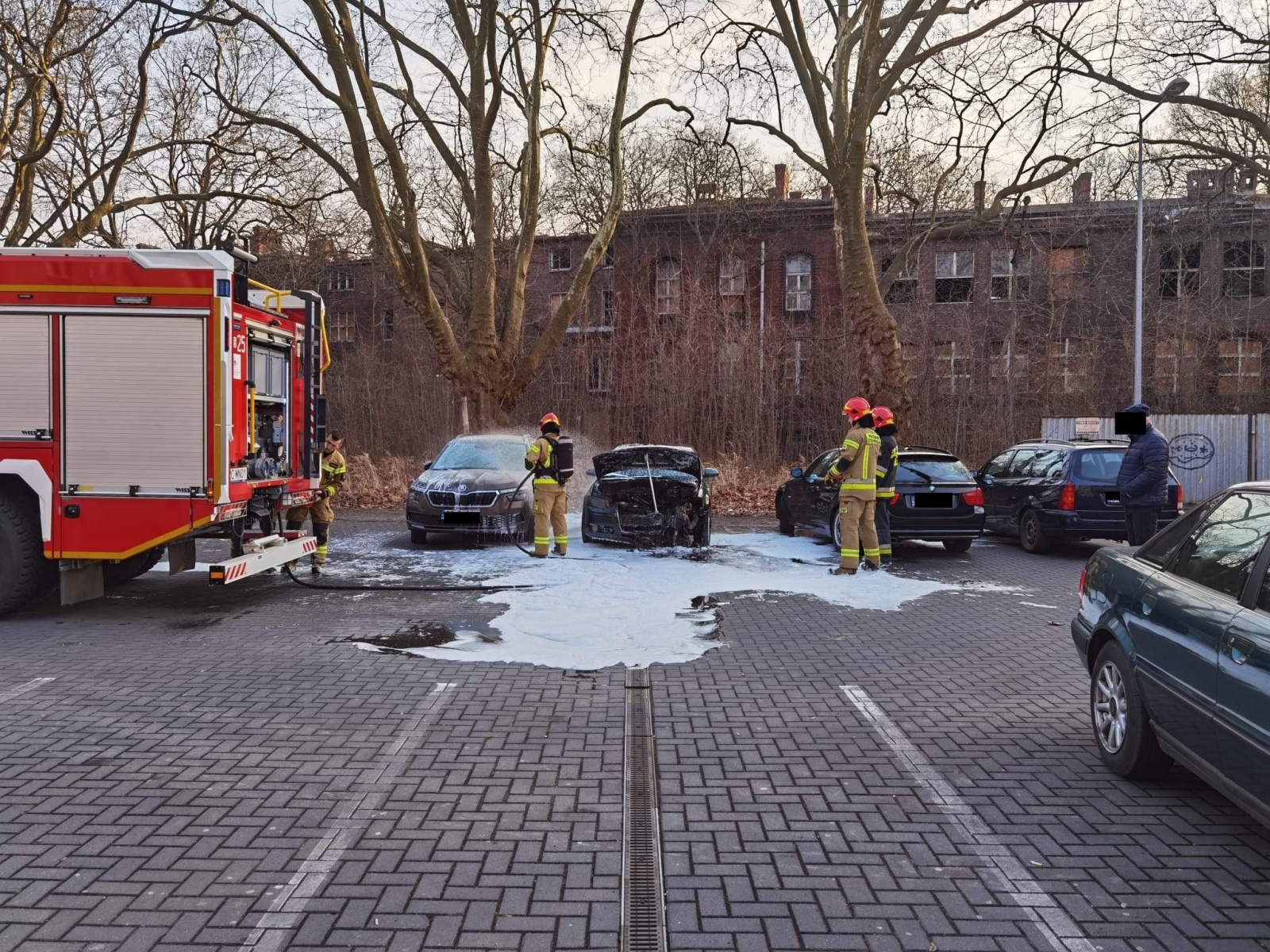 Zdjęcie w galerii na portalu naszraciborz.pl: Pożar audi na zapleczu starego szpitala wiadomości z regionu