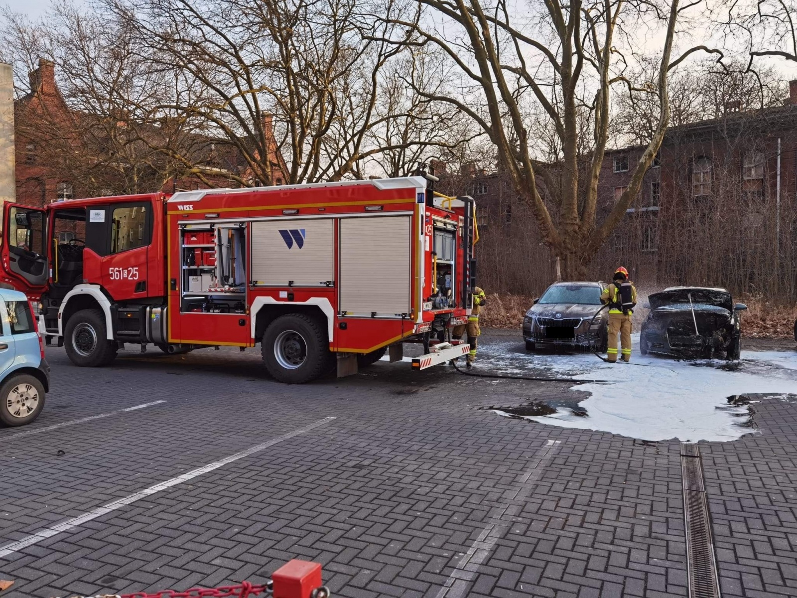 Zdjęcie w galerii na portalu naszraciborz.pl: Pożar audi na zapleczu starego szpitala wiadomości z regionu