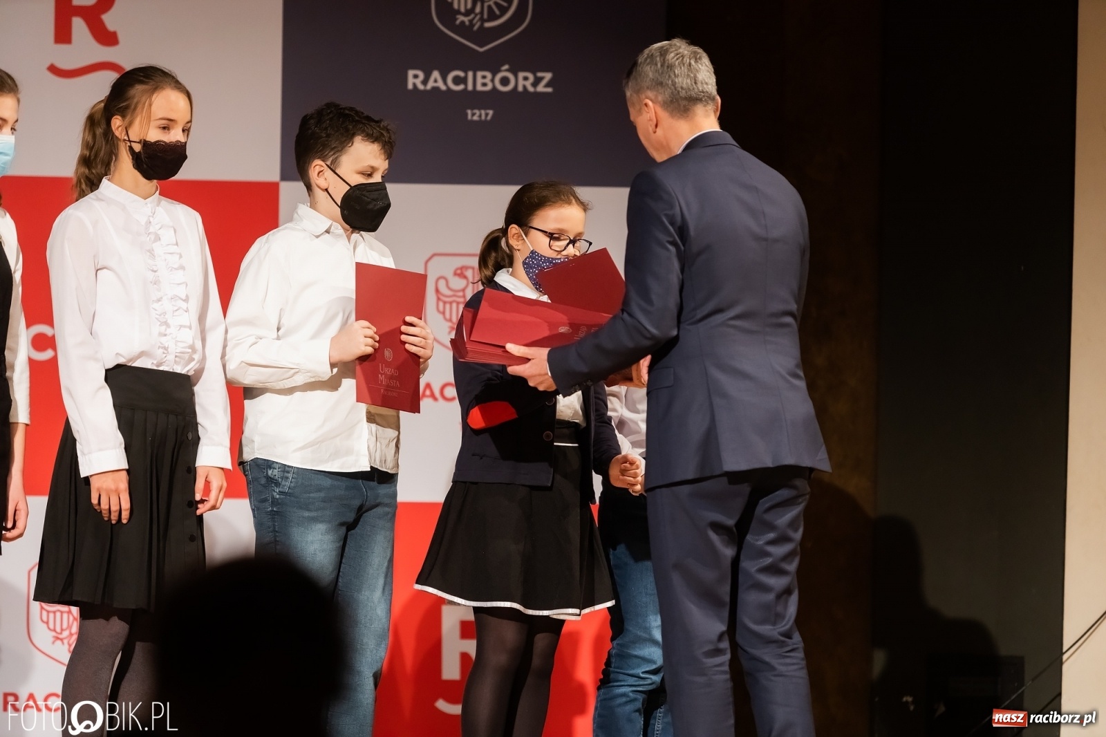 Zdjęcie w galerii na portalu naszraciborz.pl: Raciborskie prymuski i prymusi nagrodzeni wiadomości z regionu