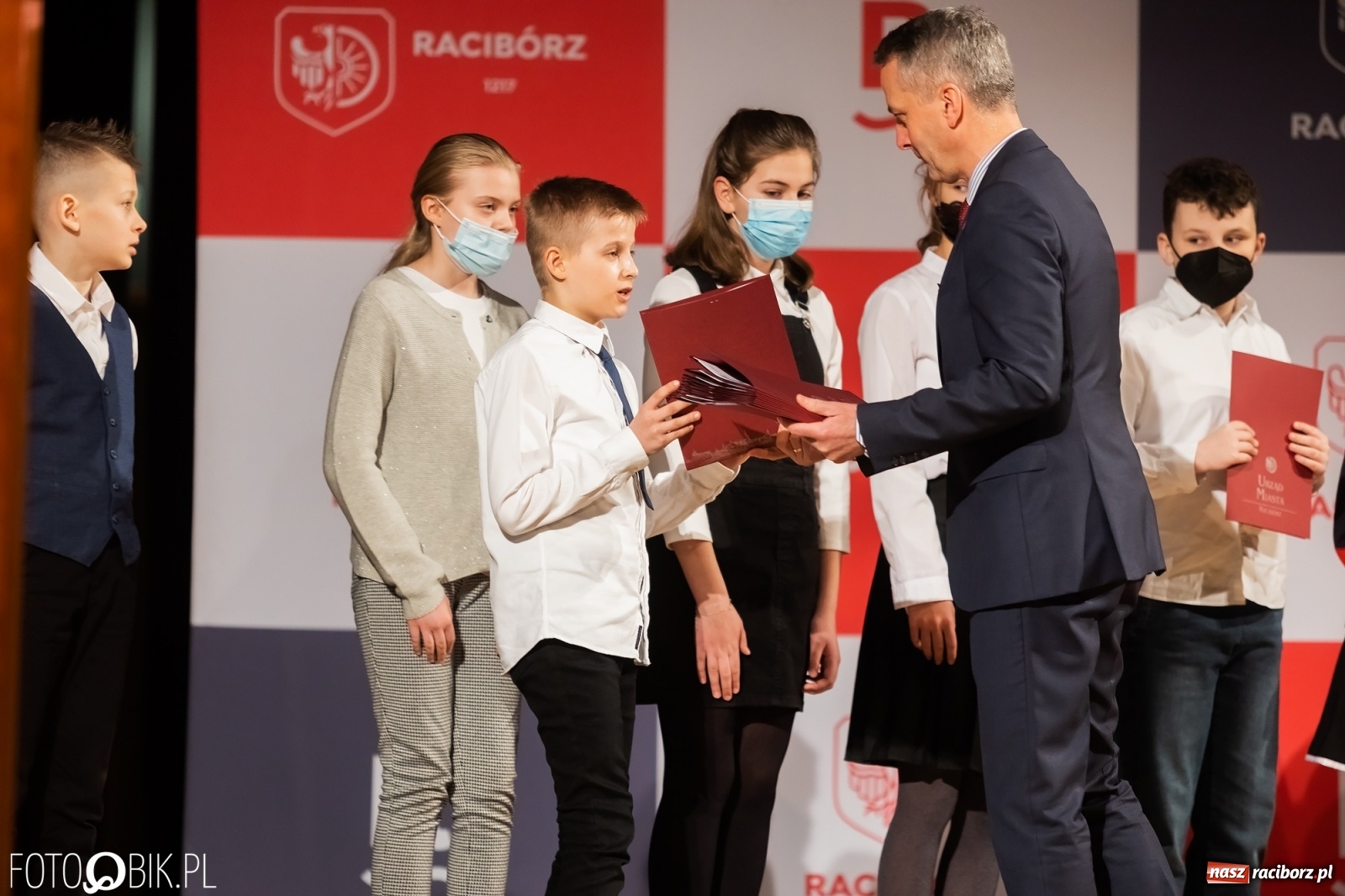 Zdjęcie w galerii na portalu naszraciborz.pl: Raciborskie prymuski i prymusi nagrodzeni wiadomości z regionu