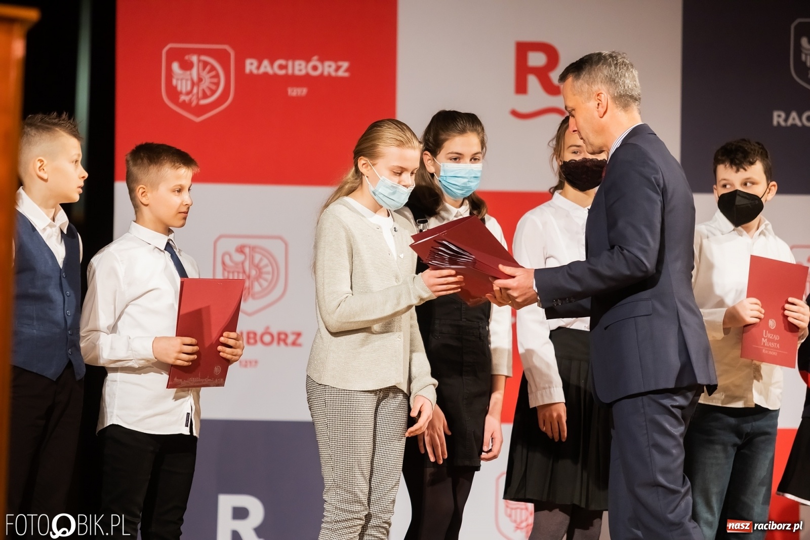 Zdjęcie w galerii na portalu naszraciborz.pl: Raciborskie prymuski i prymusi nagrodzeni wiadomości z regionu