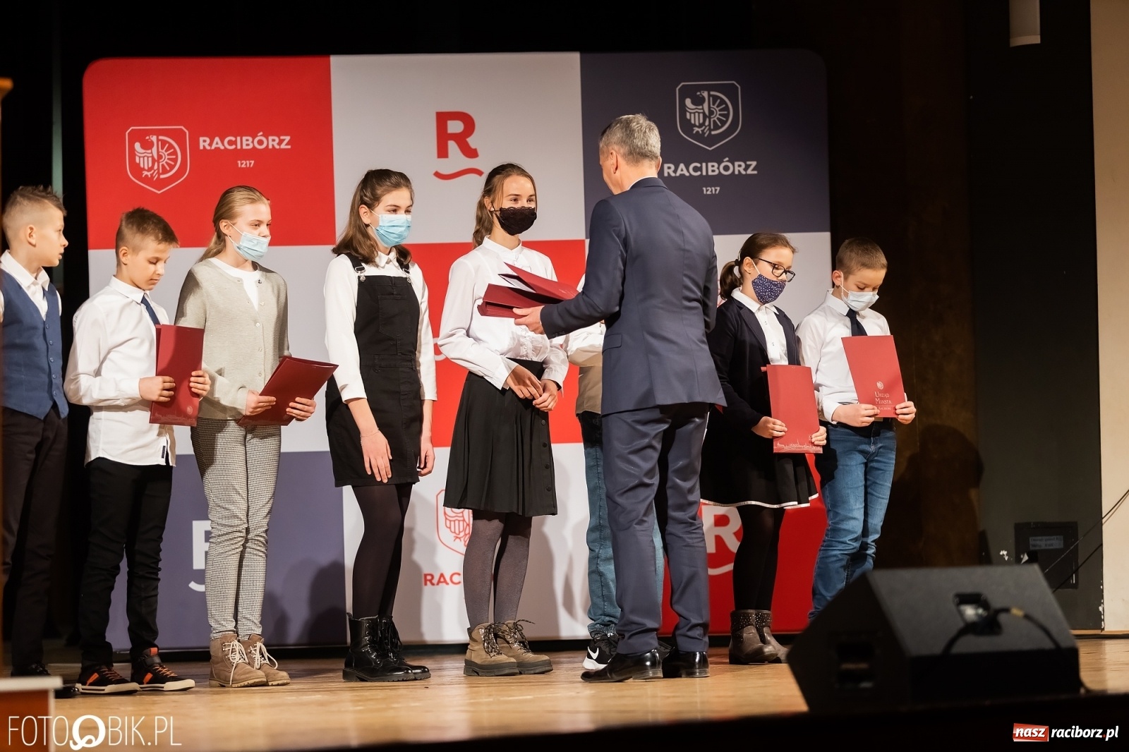 Zdjęcie w galerii na portalu naszraciborz.pl: Raciborskie prymuski i prymusi nagrodzeni wiadomości z regionu