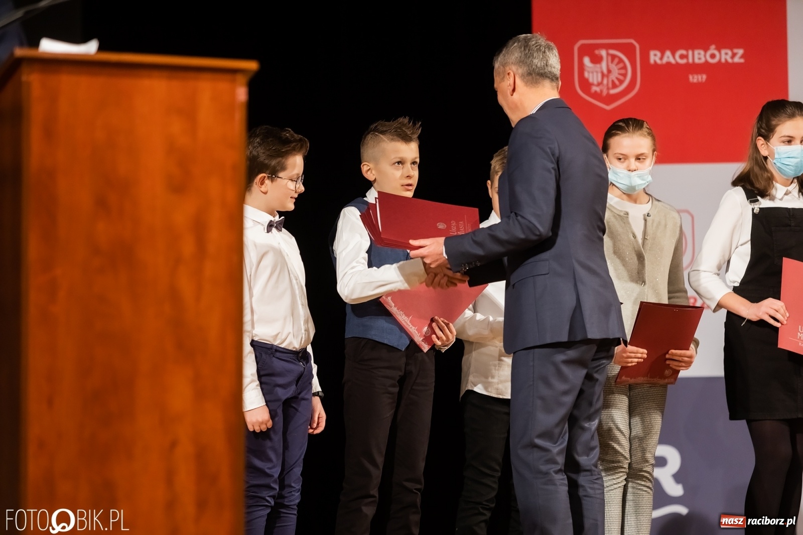 Zdjęcie w galerii na portalu naszraciborz.pl: Raciborskie prymuski i prymusi nagrodzeni wiadomości z regionu