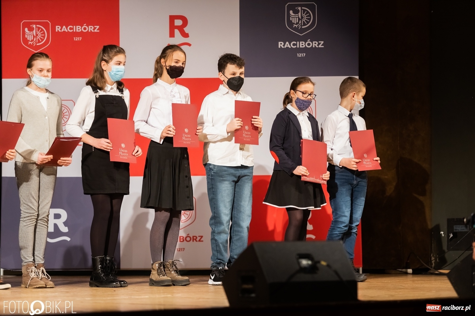 Zdjęcie w galerii na portalu naszraciborz.pl: Raciborskie prymuski i prymusi nagrodzeni wiadomości z regionu