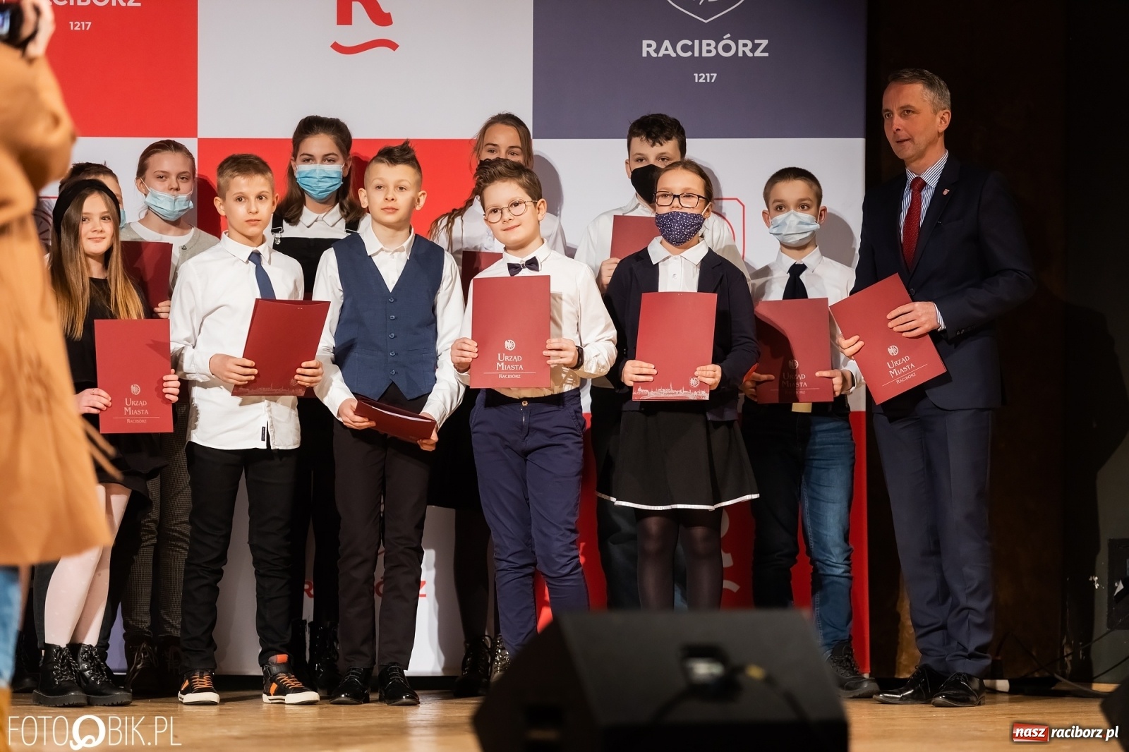 Zdjęcie w galerii na portalu naszraciborz.pl: Raciborskie prymuski i prymusi nagrodzeni wiadomości z regionu