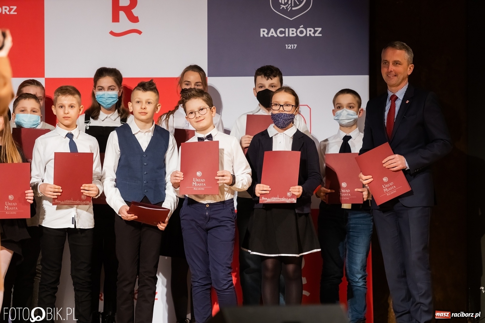 Zdjęcie w galerii na portalu naszraciborz.pl: Raciborskie prymuski i prymusi nagrodzeni wiadomości z regionu