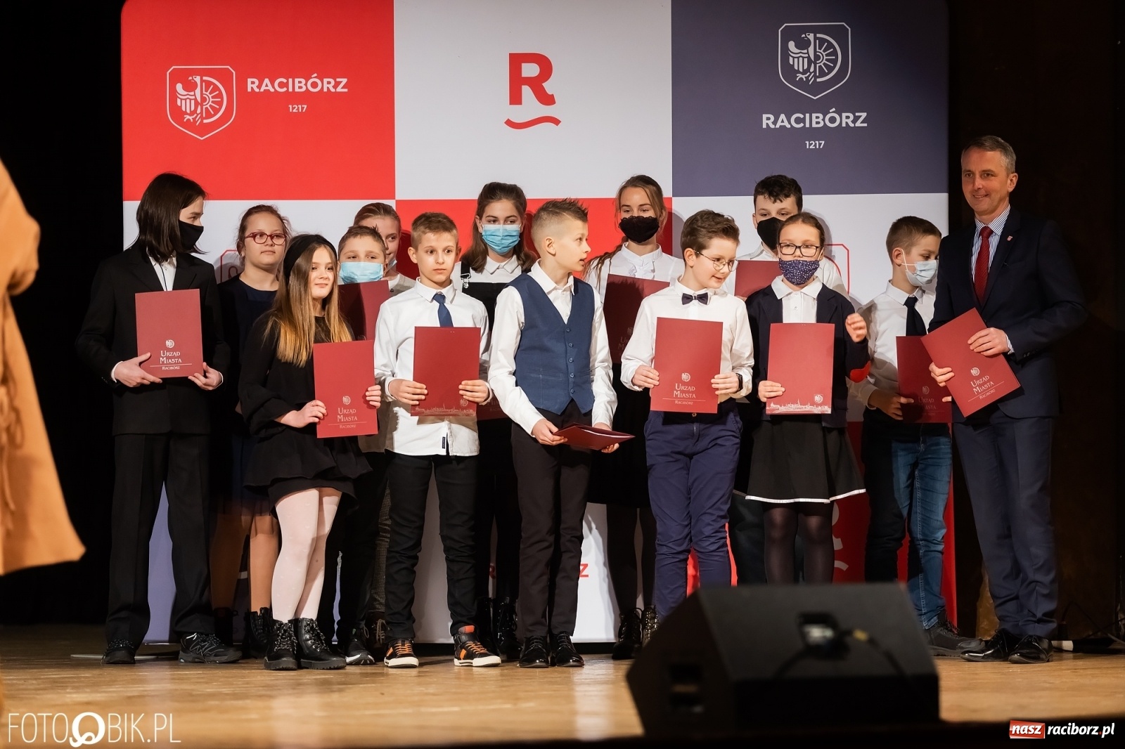 Zdjęcie w galerii na portalu naszraciborz.pl: Raciborskie prymuski i prymusi nagrodzeni wiadomości z regionu