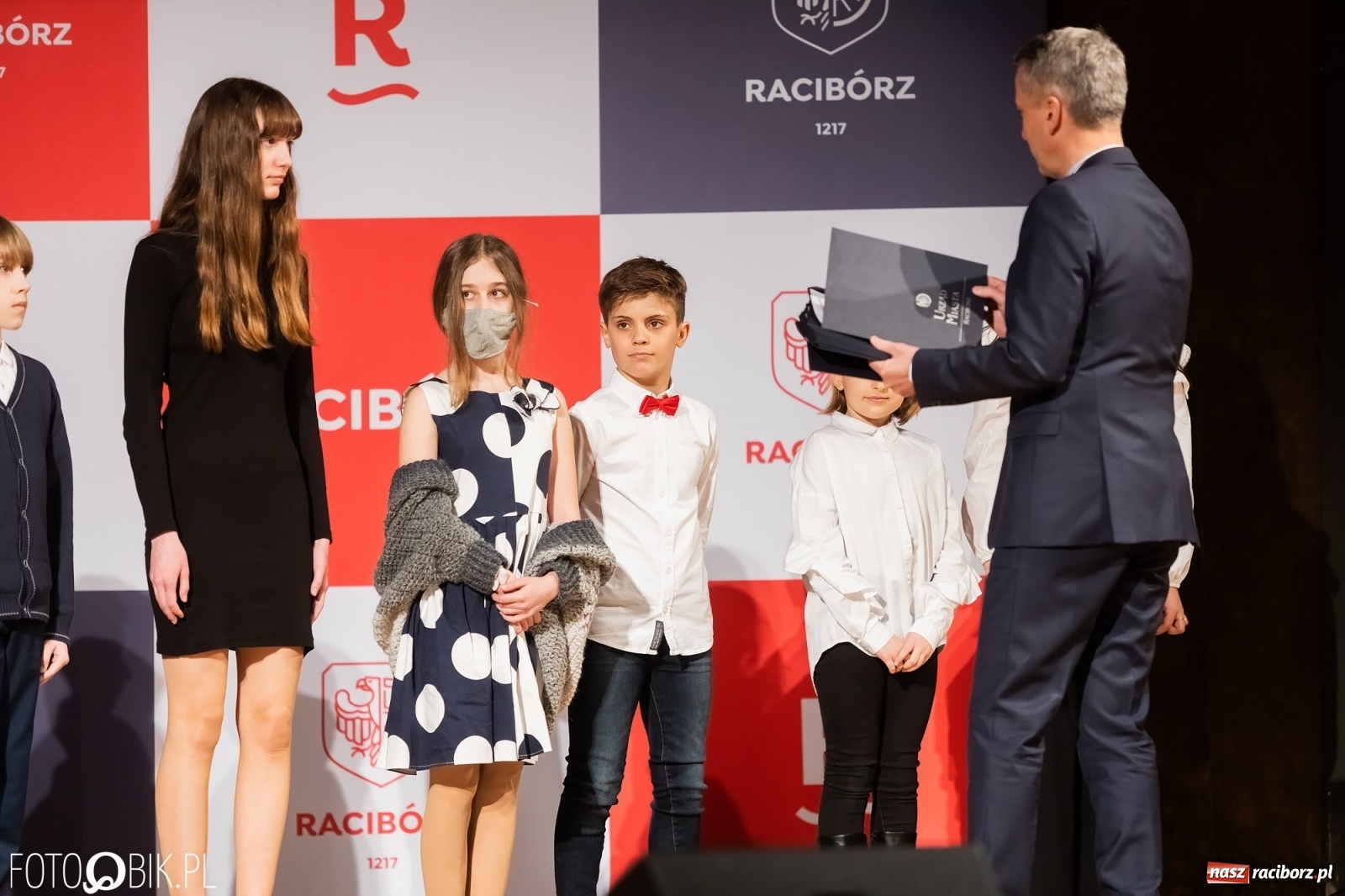 Zdjęcie w galerii na portalu naszraciborz.pl: Raciborskie prymuski i prymusi nagrodzeni wiadomości z regionu