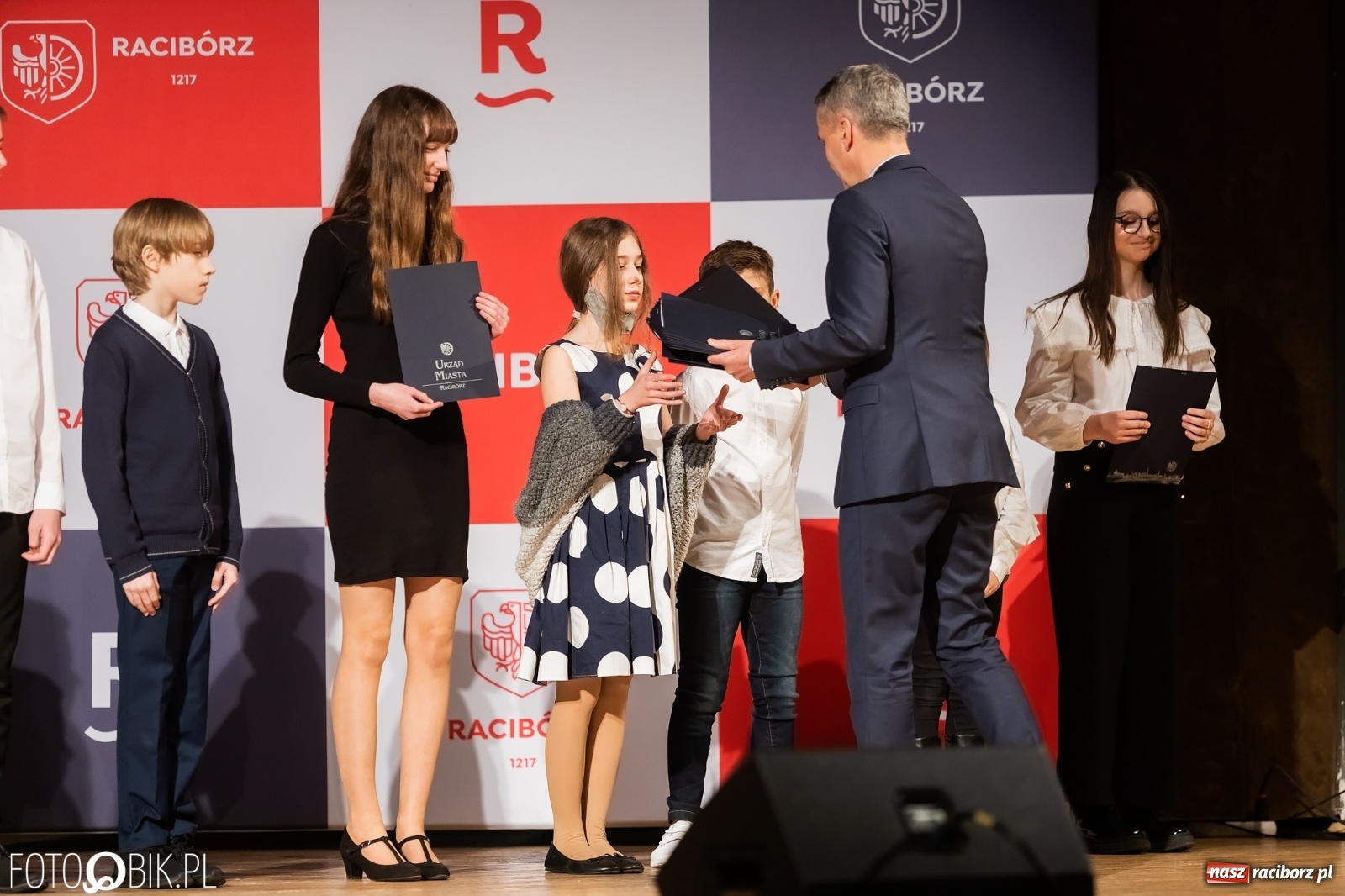 Zdjęcie w galerii na portalu naszraciborz.pl: Raciborskie prymuski i prymusi nagrodzeni wiadomości z regionu