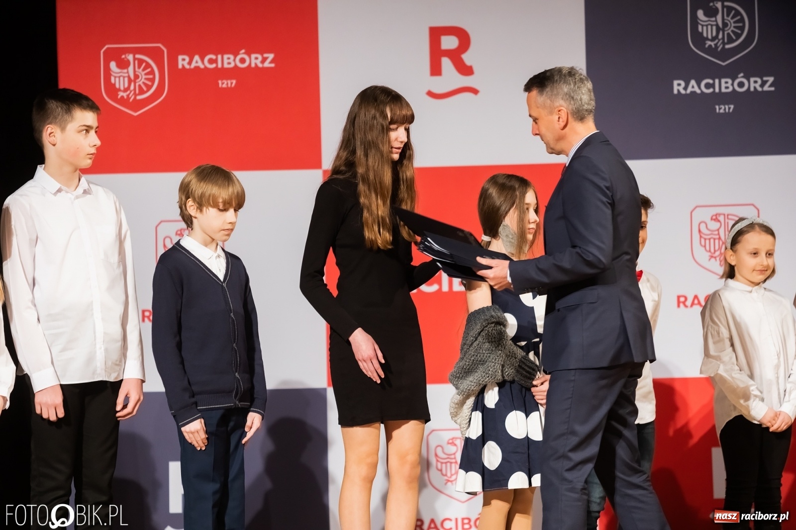 Zdjęcie w galerii na portalu naszraciborz.pl: Raciborskie prymuski i prymusi nagrodzeni wiadomości z regionu