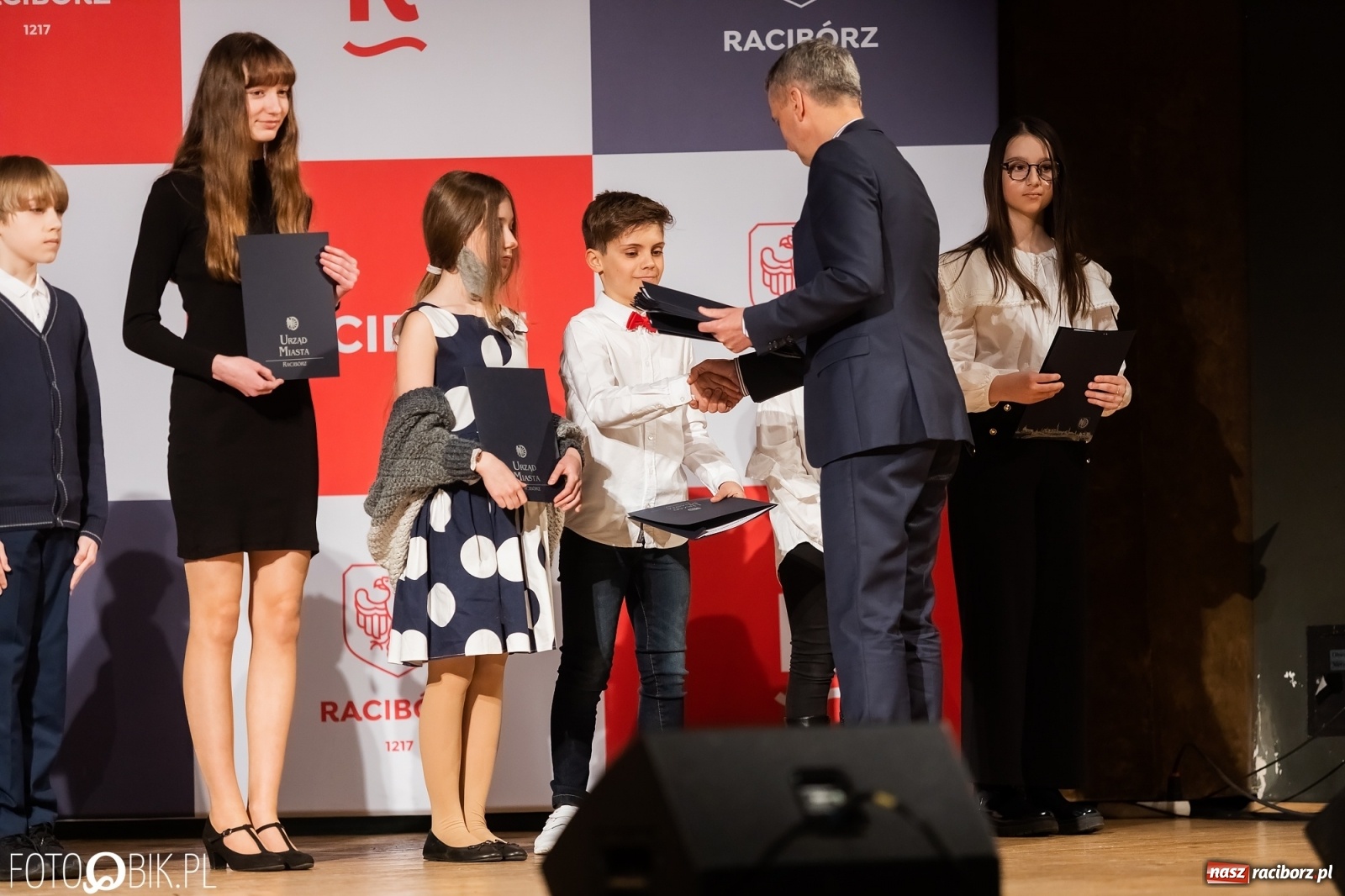 Zdjęcie w galerii na portalu naszraciborz.pl: Raciborskie prymuski i prymusi nagrodzeni wiadomości z regionu