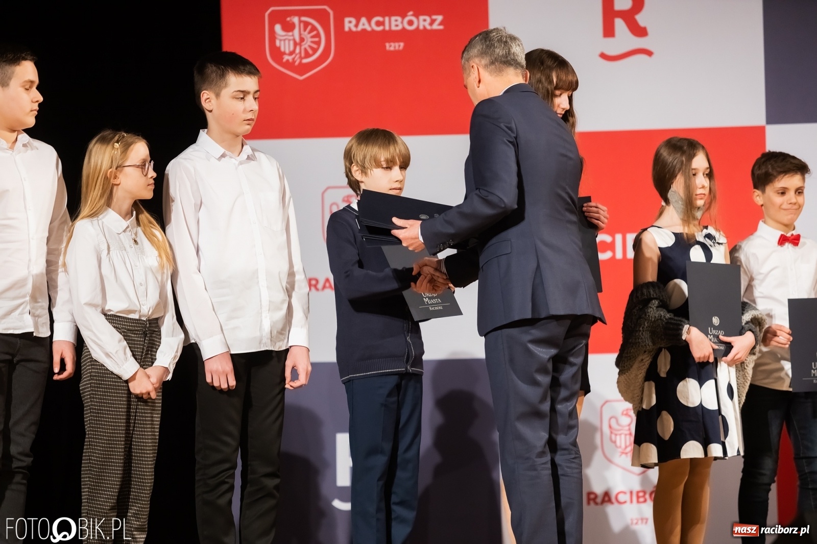 Zdjęcie w galerii na portalu naszraciborz.pl: Raciborskie prymuski i prymusi nagrodzeni wiadomości z regionu